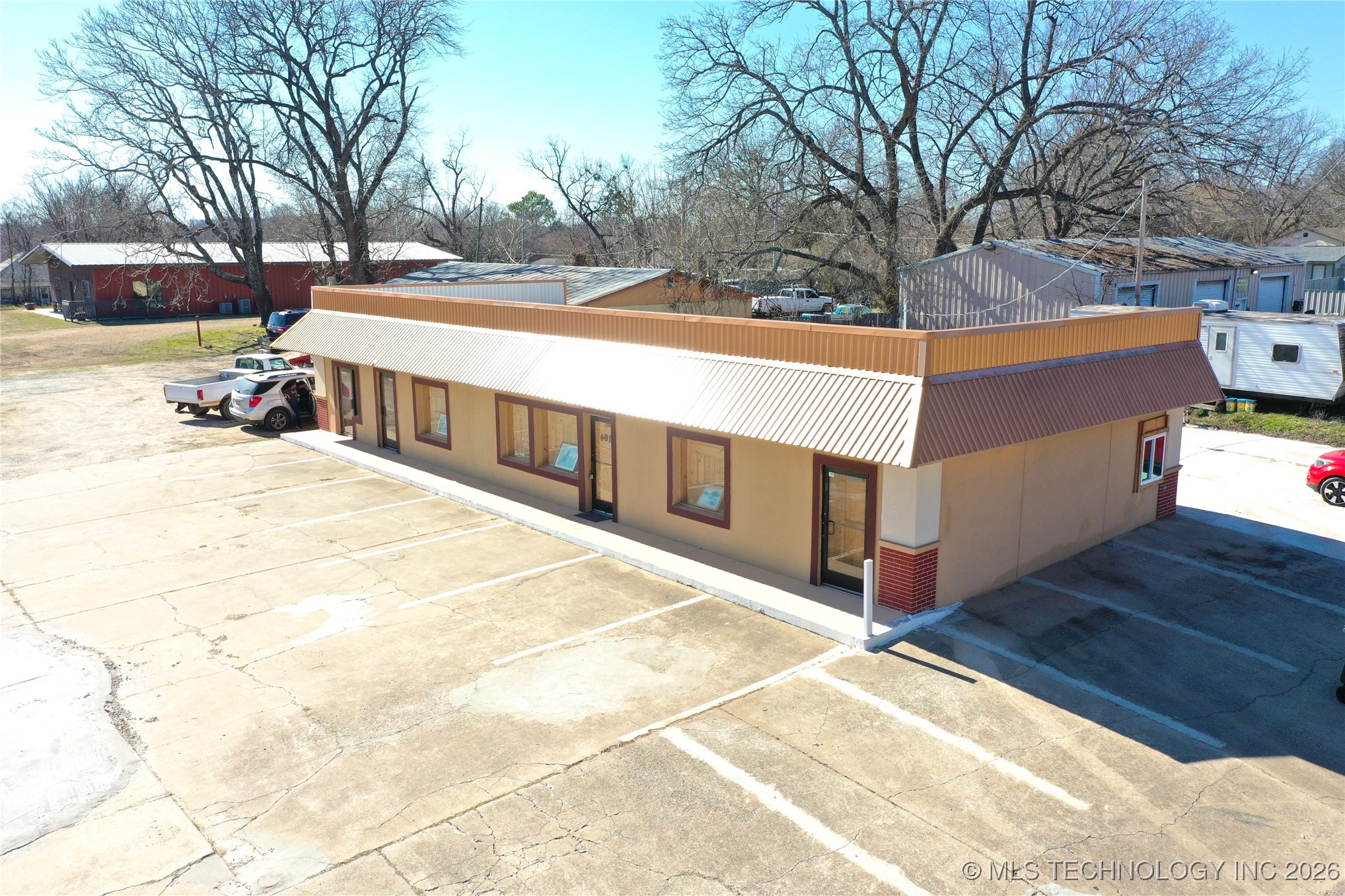 601 S 9th Highway Property Photo 1