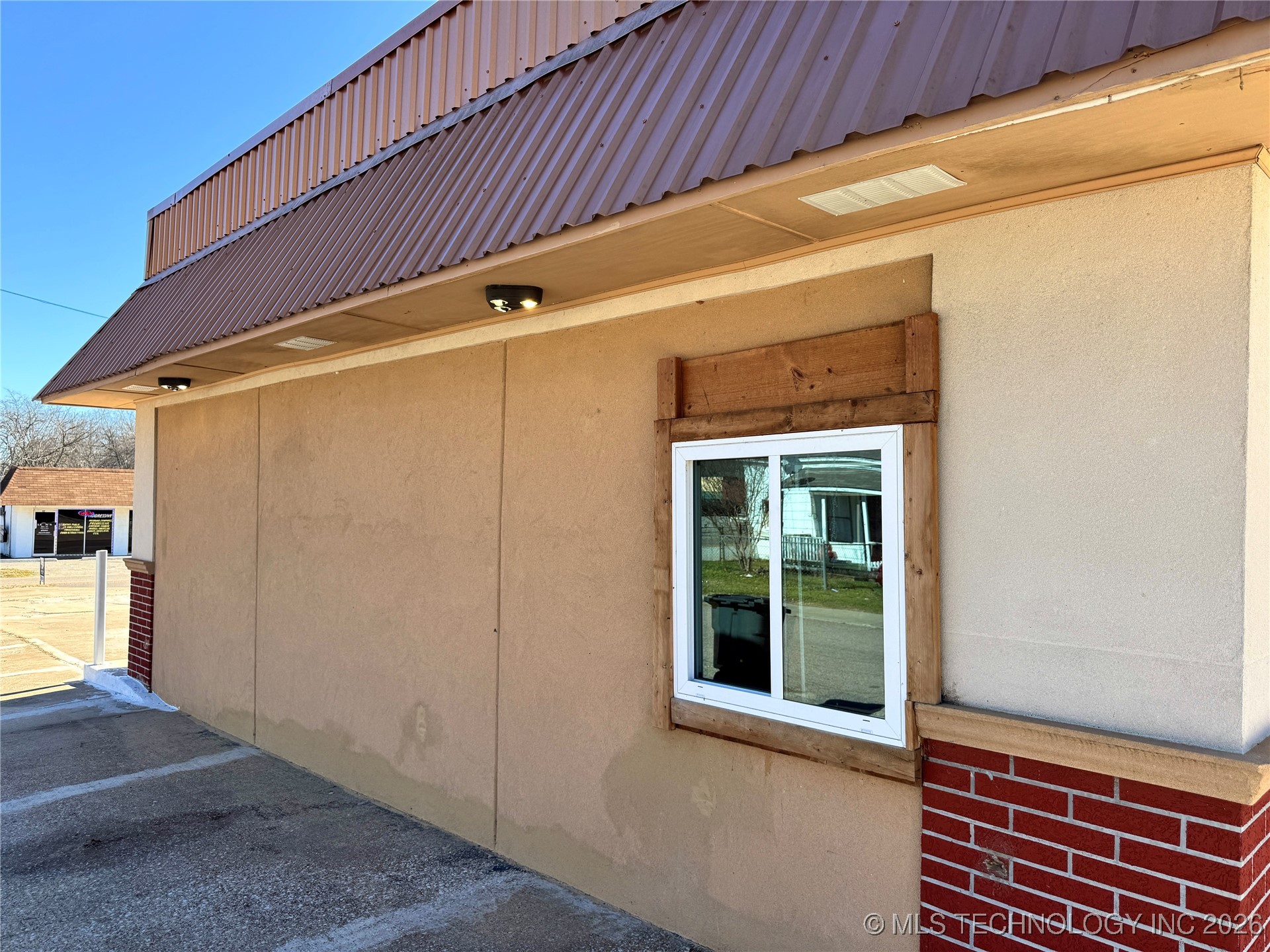 601 S 9th Highway Property Photo 3