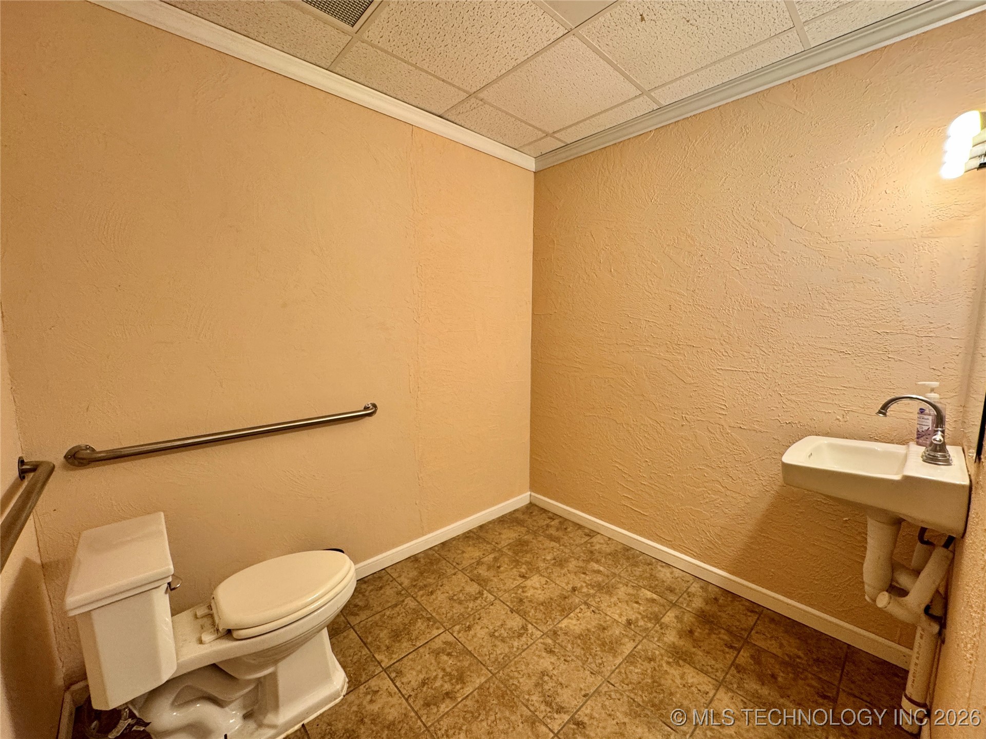 601 S 9th Highway Property Photo 16