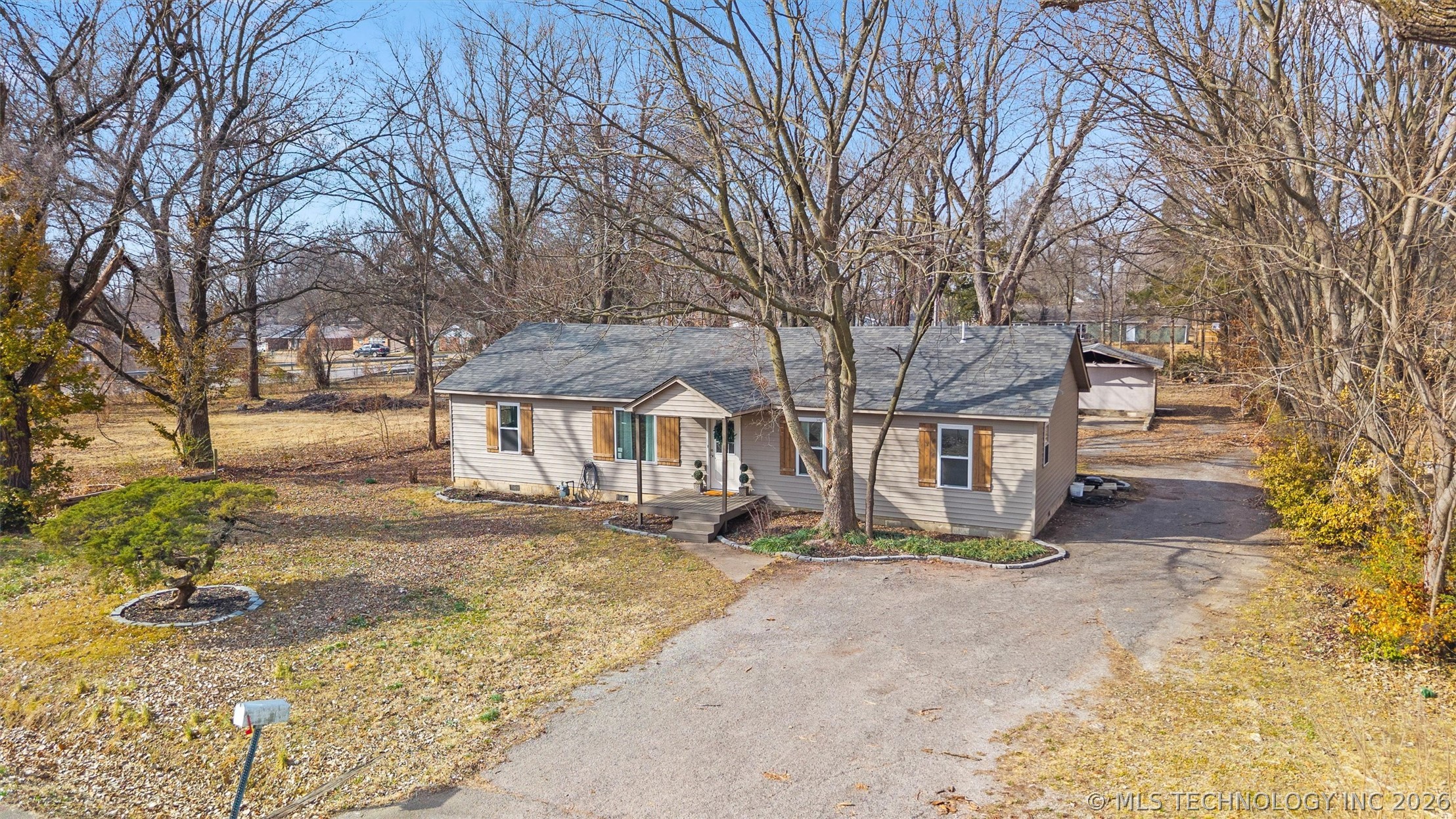 1625 East Drive Property Photo 1