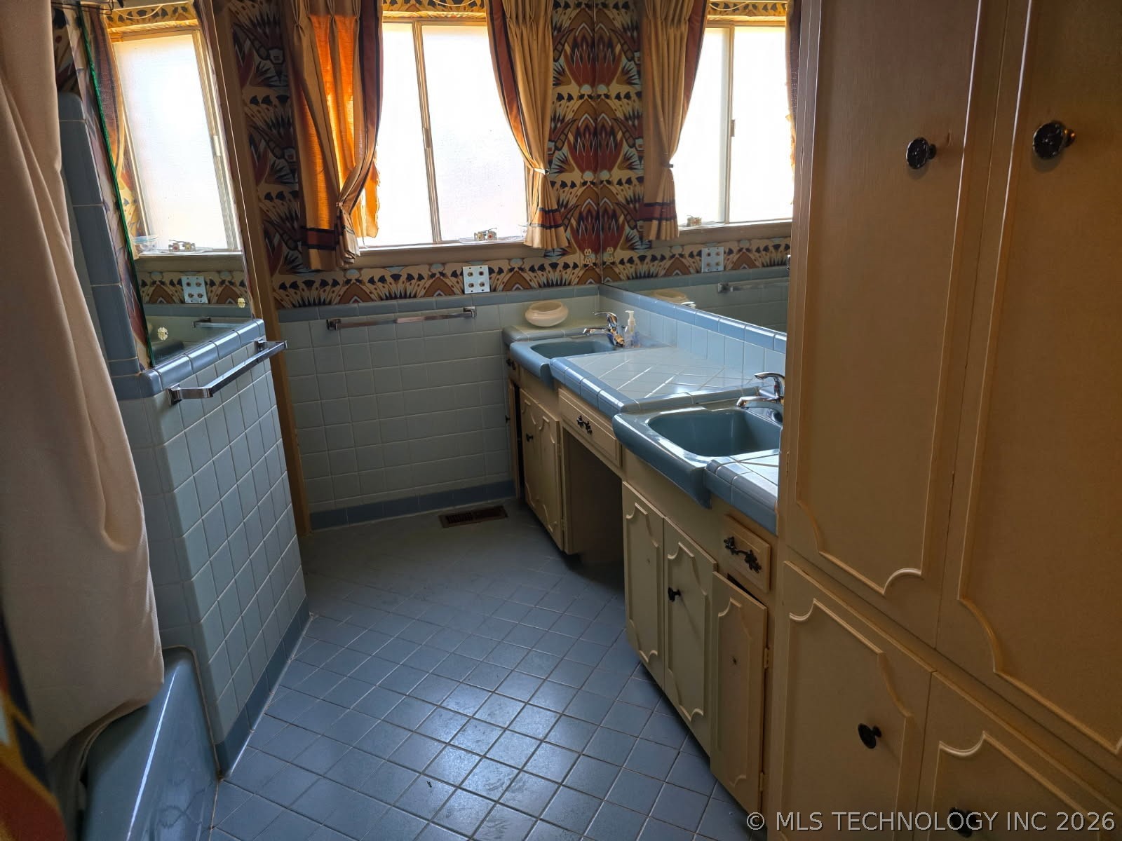 3710 E 43rd Place Property Photo 10