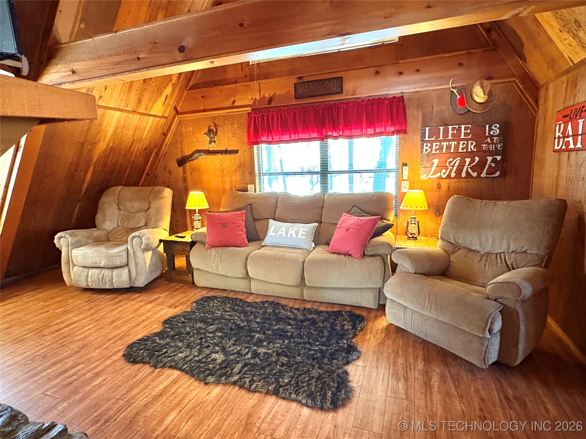 979 County Line Road Property Photo 11