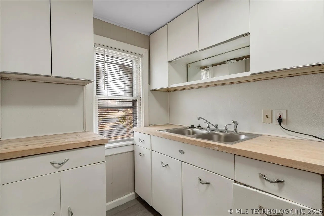 1315 S Carson Avenue Property Photo 27