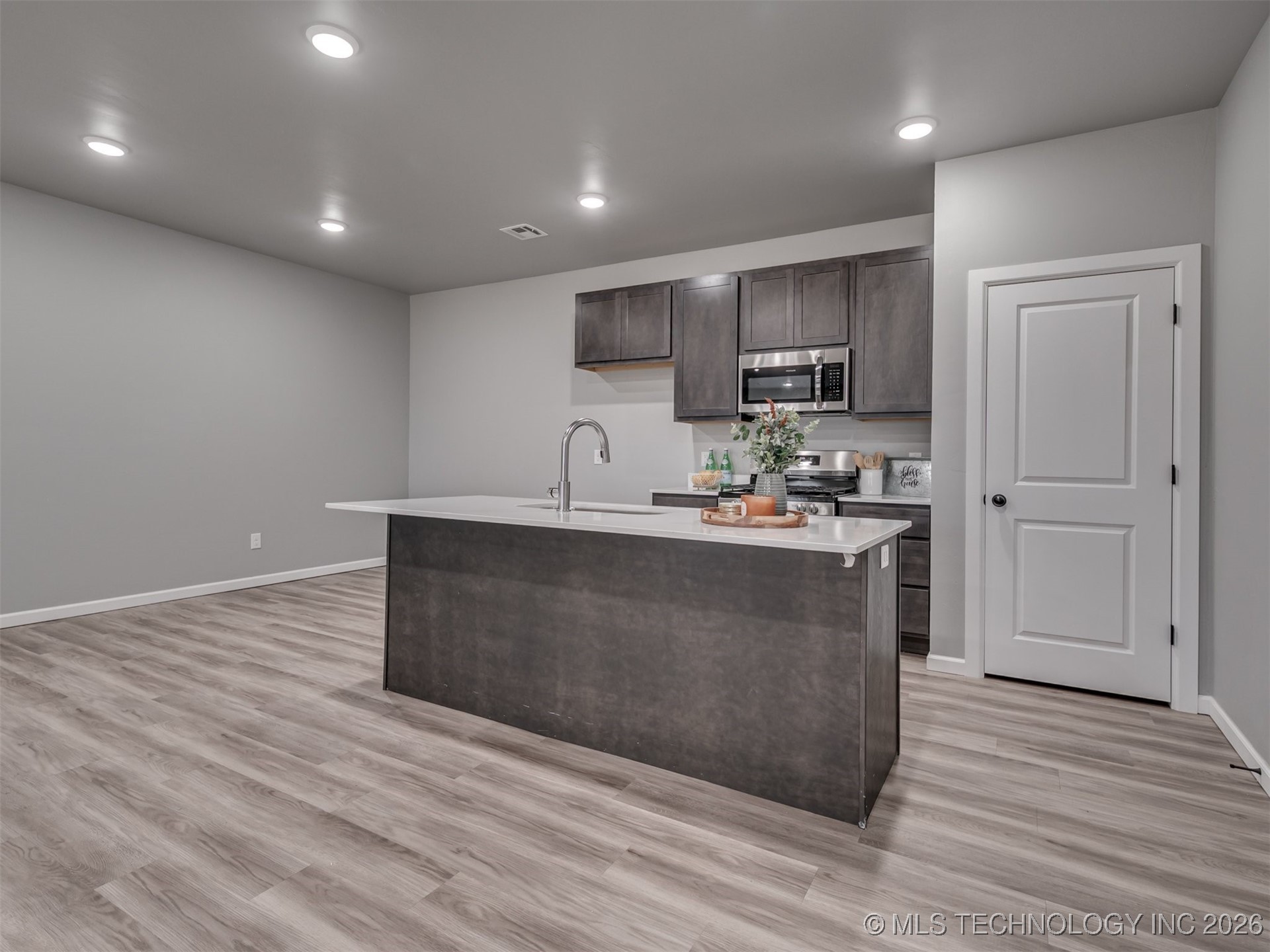 2811 Josie Circle Property Photo 4