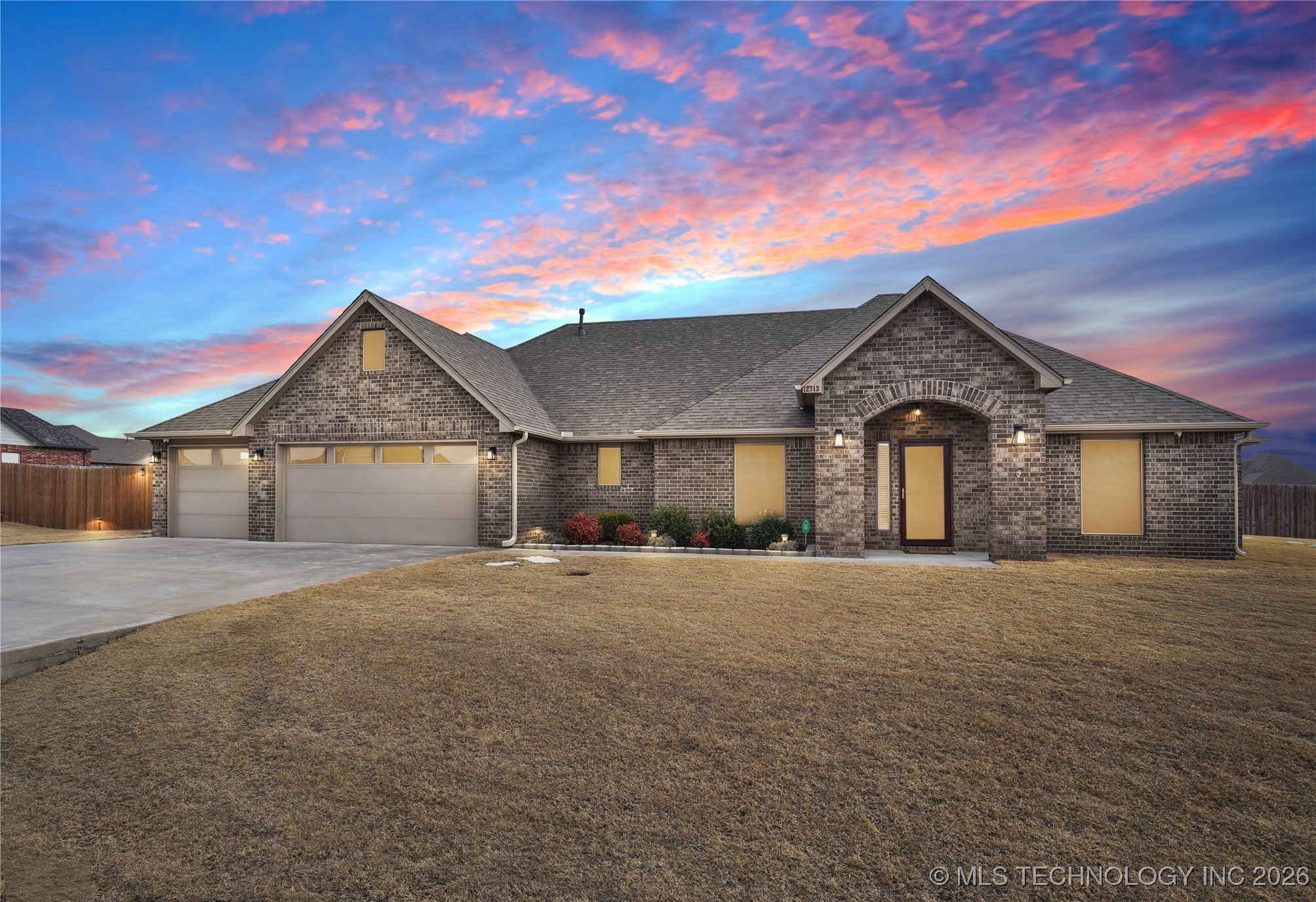 12713 N 42nd East Avenue Property Photo 4