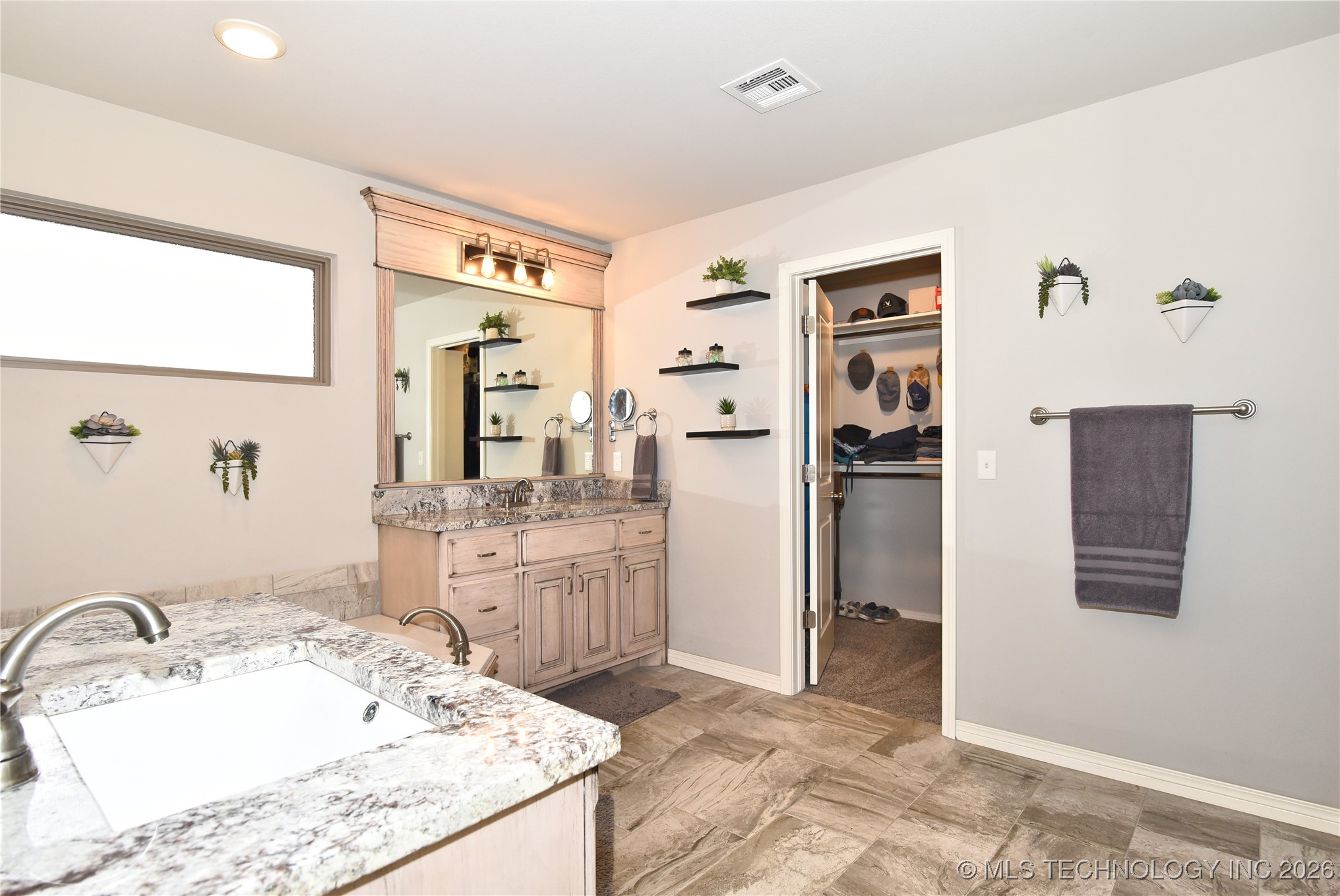 12713 N 42nd East Avenue Property Photo 23