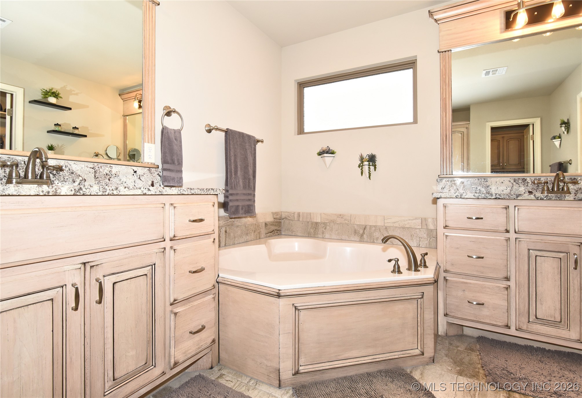 12713 N 42nd East Avenue Property Photo 25