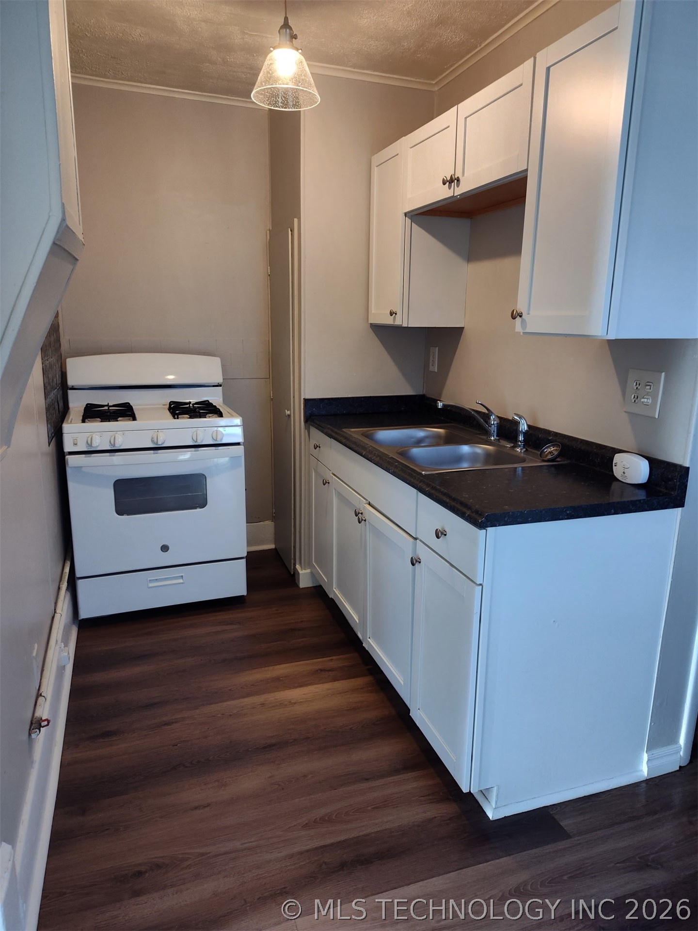 610 E 9th Street Property Photo 3