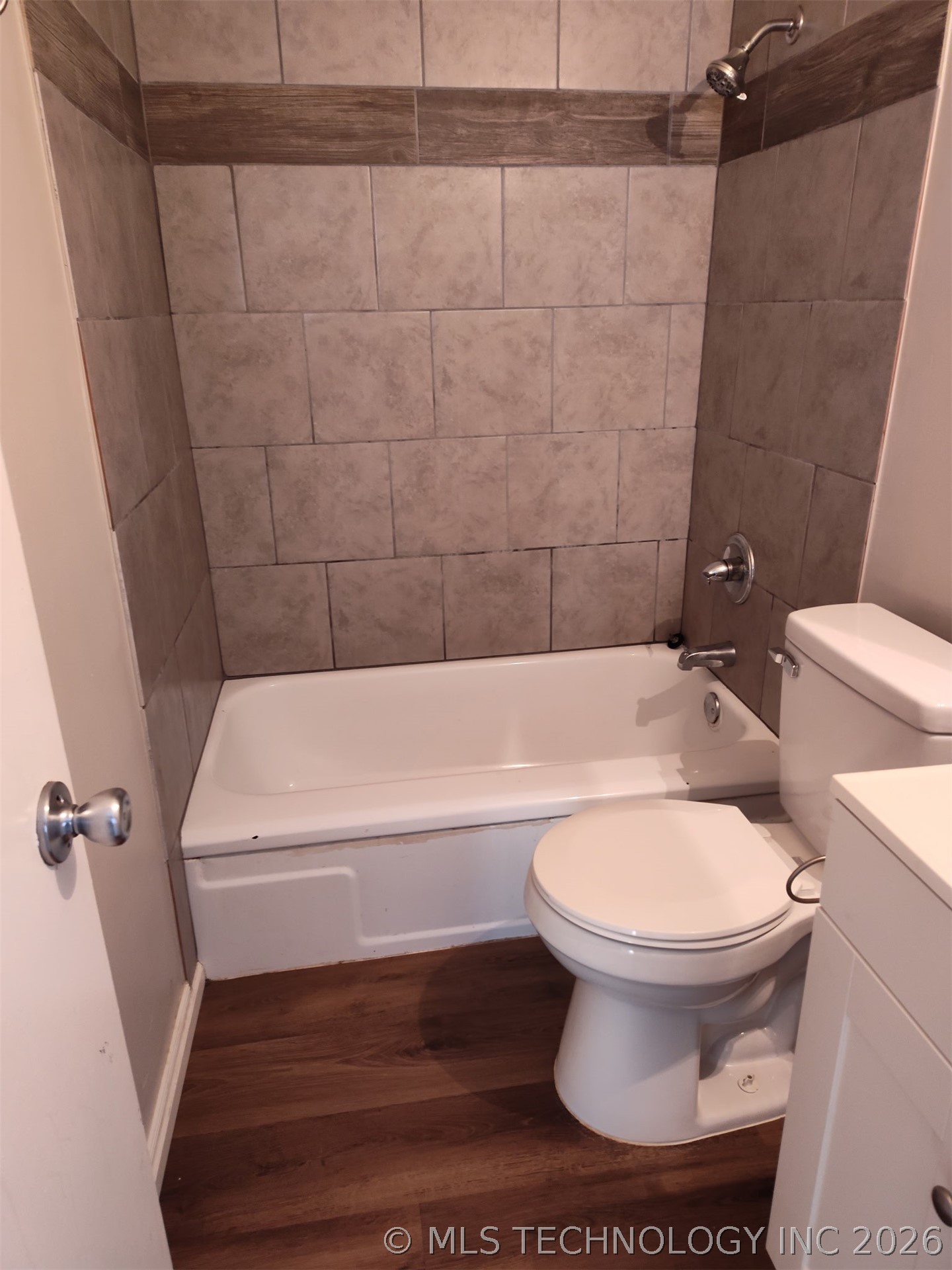 610 E 9th Street Property Photo 5