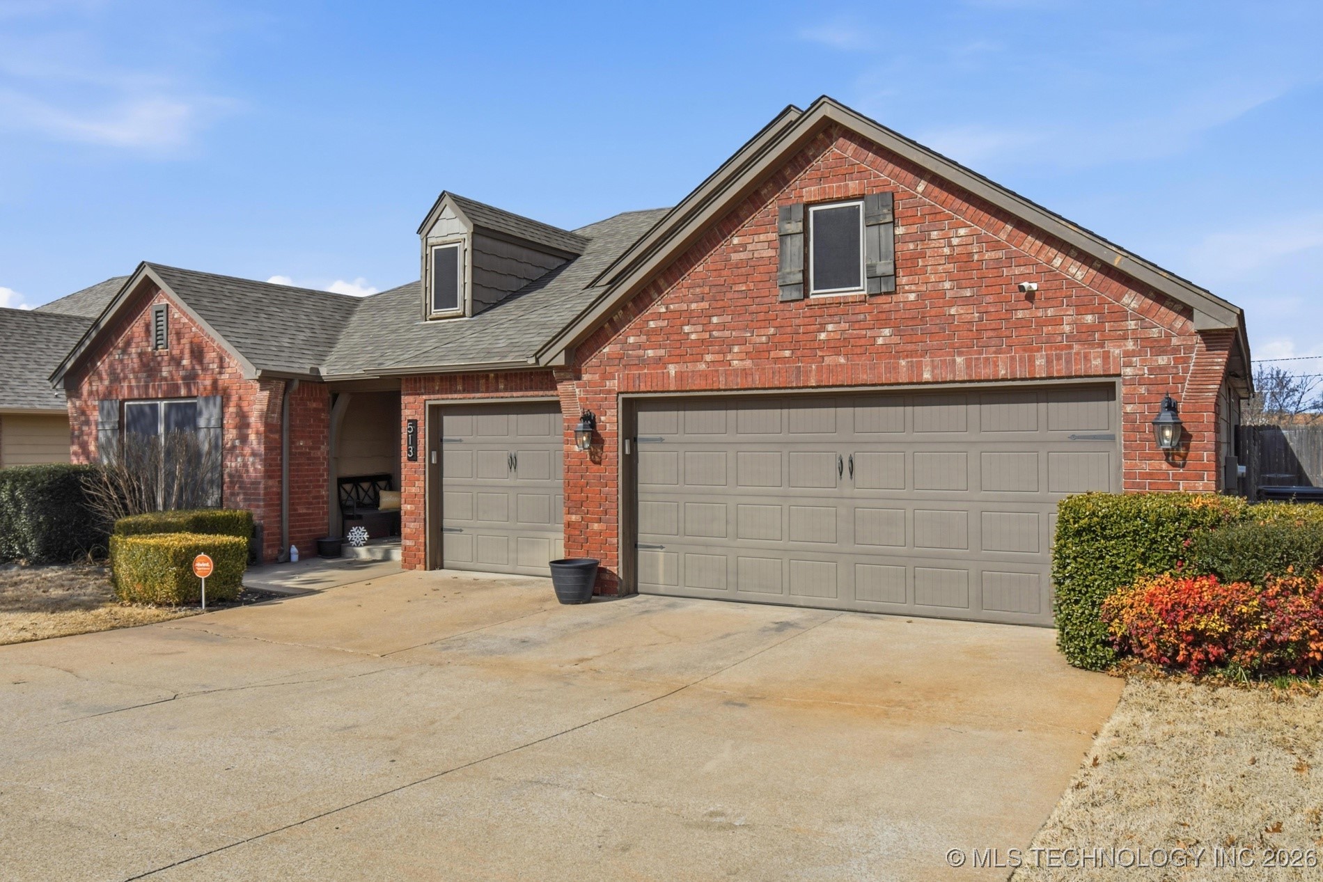 513 W 51st Place Property Photo 4