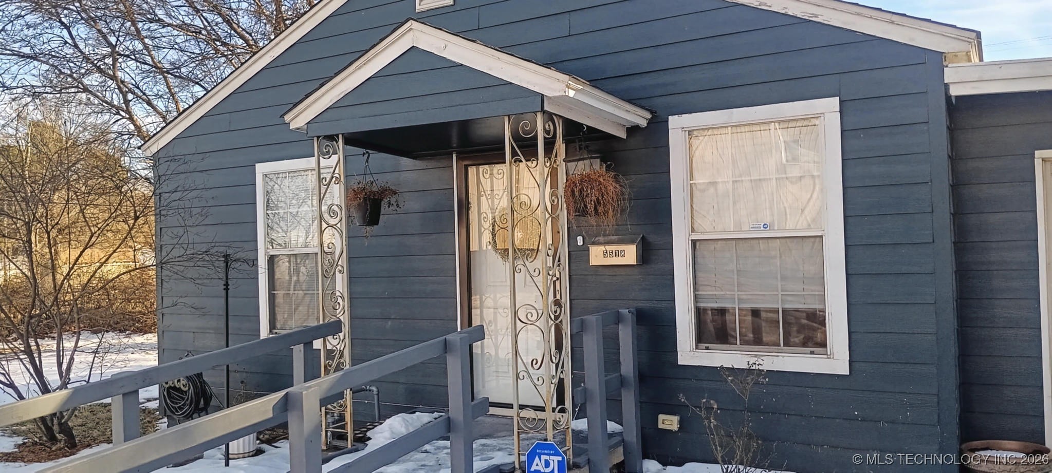 5518 E 2nd Street Property Photo 9