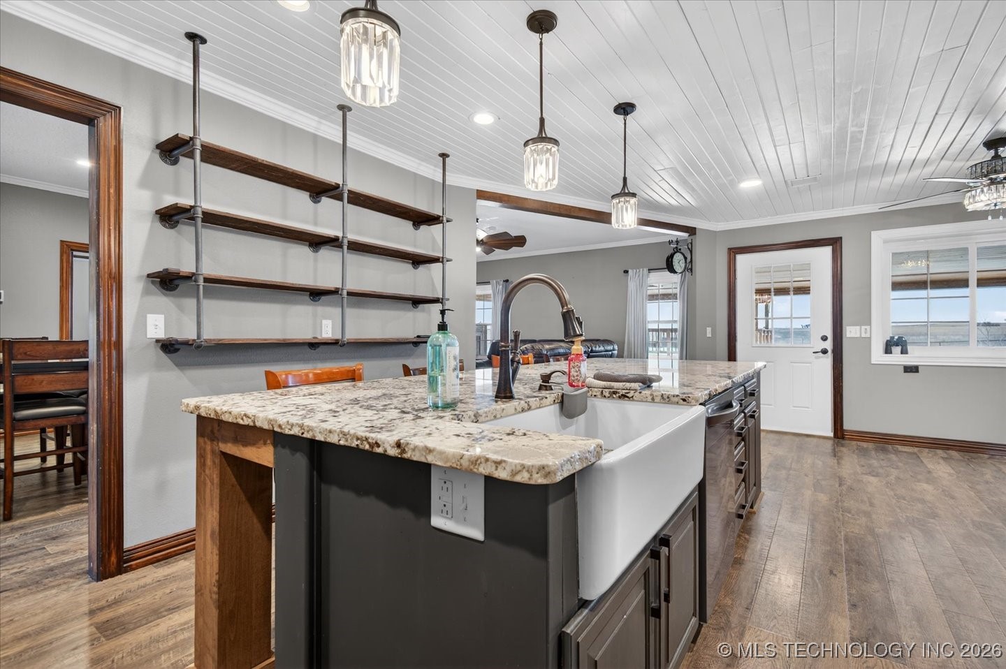 650 Ne Bison Road Property Photo 12