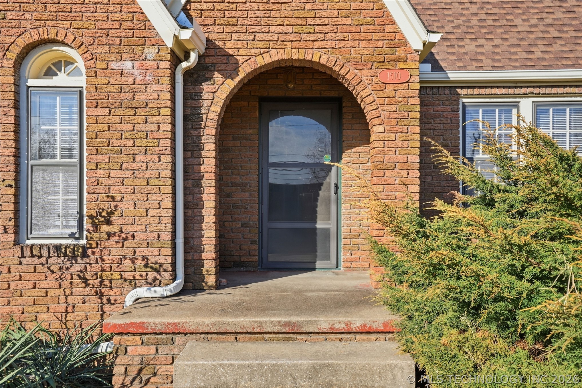 1610 S Lewis Avenue Property Photo 10