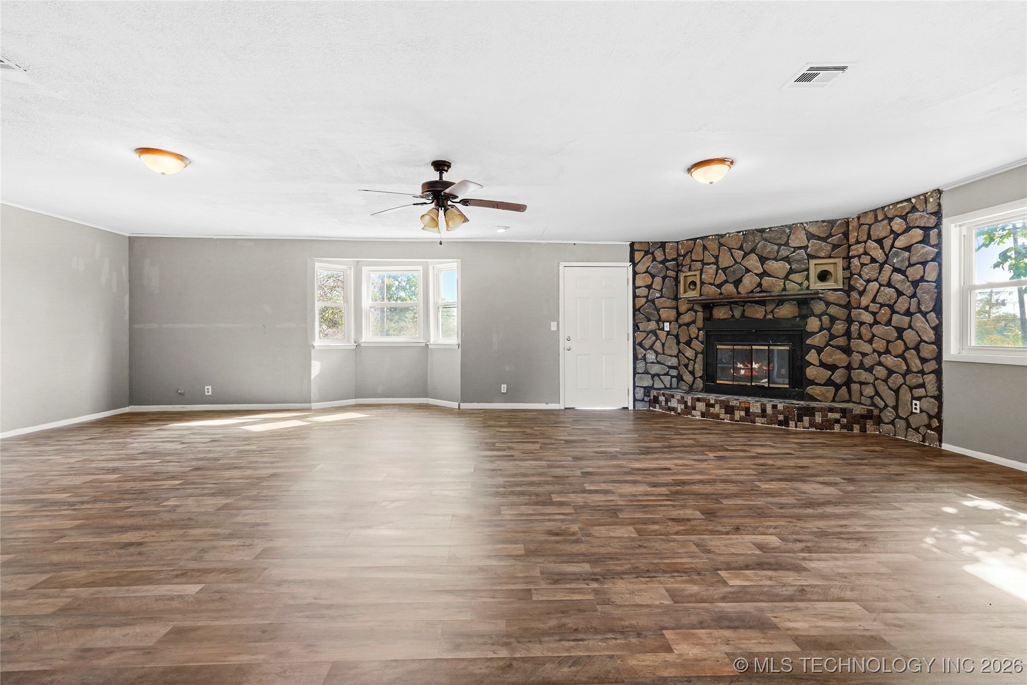 4855 S Maybelle Avenue Property Photo 6