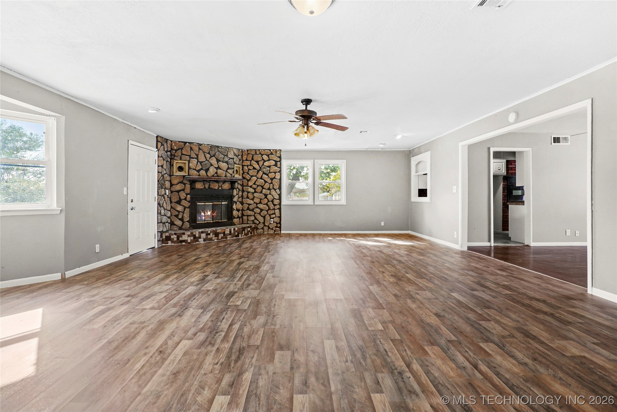 4855 S Maybelle Avenue Property Photo 8