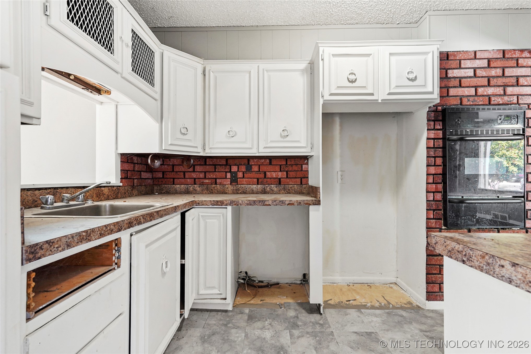 4855 S Maybelle Avenue Property Photo 12