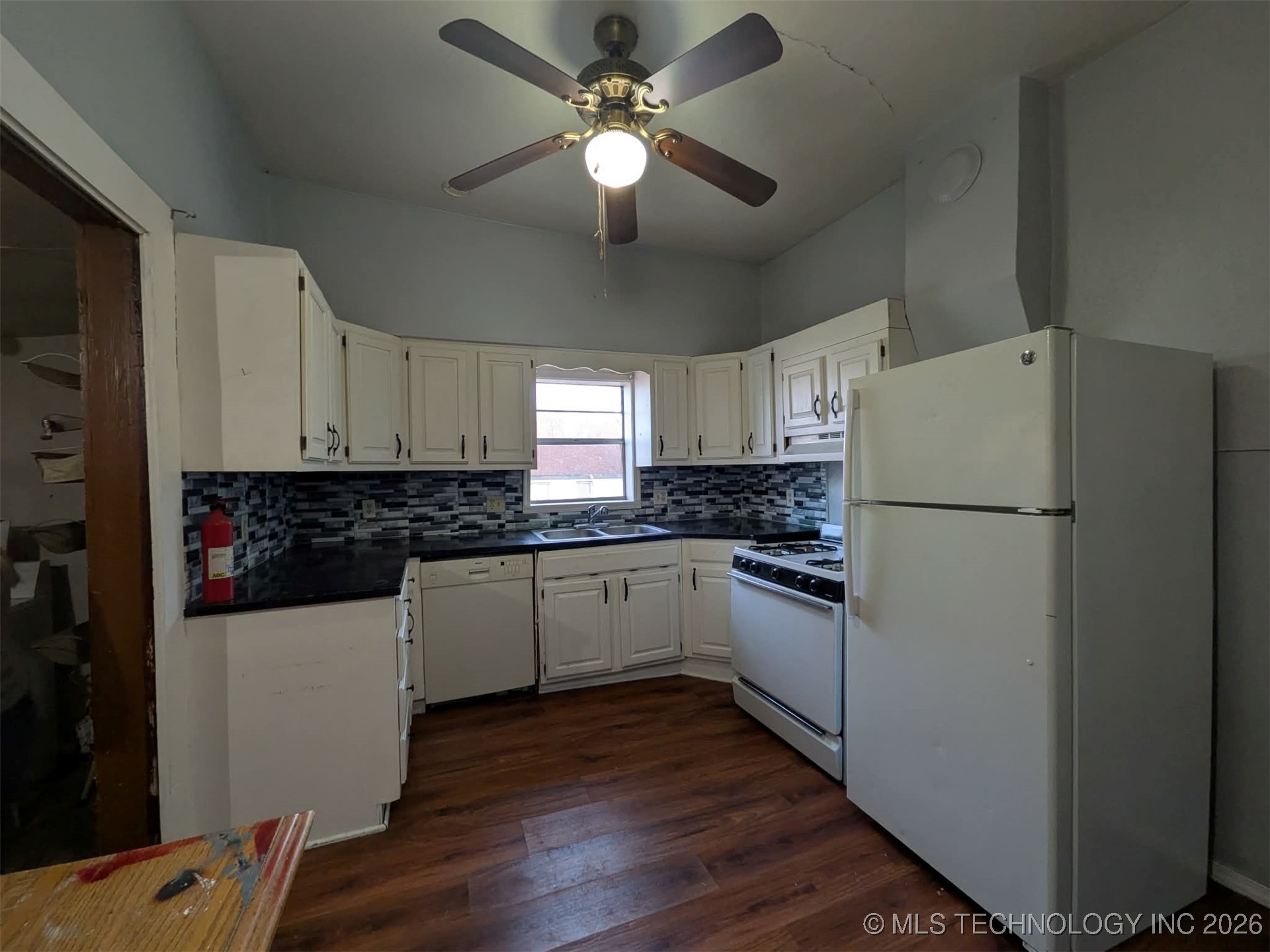 801 S Burdick Street Property Photo 3