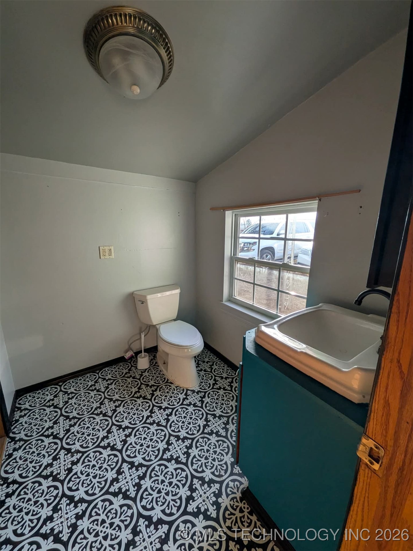 801 S Burdick Street Property Photo 8