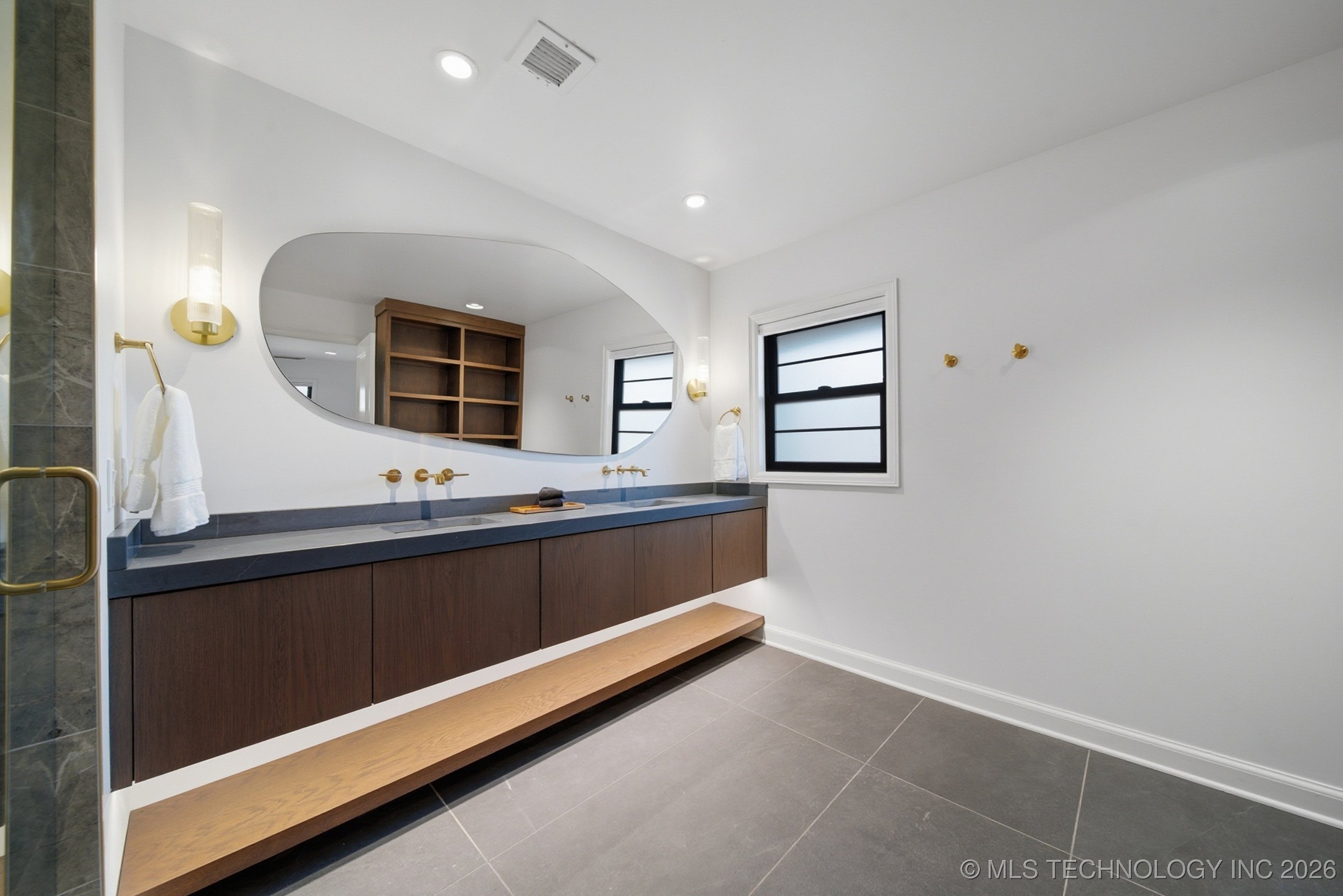 2931 E 39th Street Property Photo 32