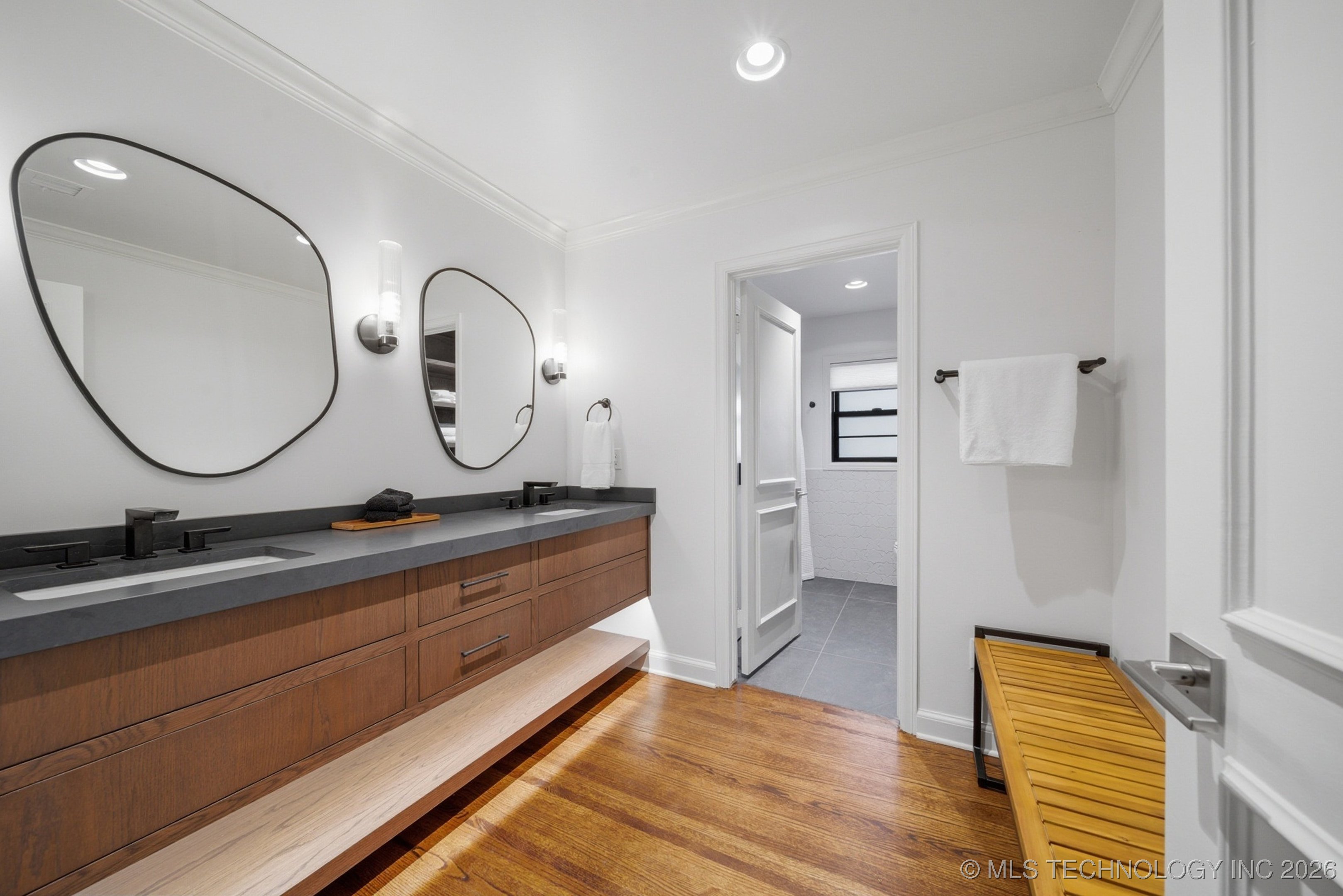 2931 E 39th Street Property Photo 37