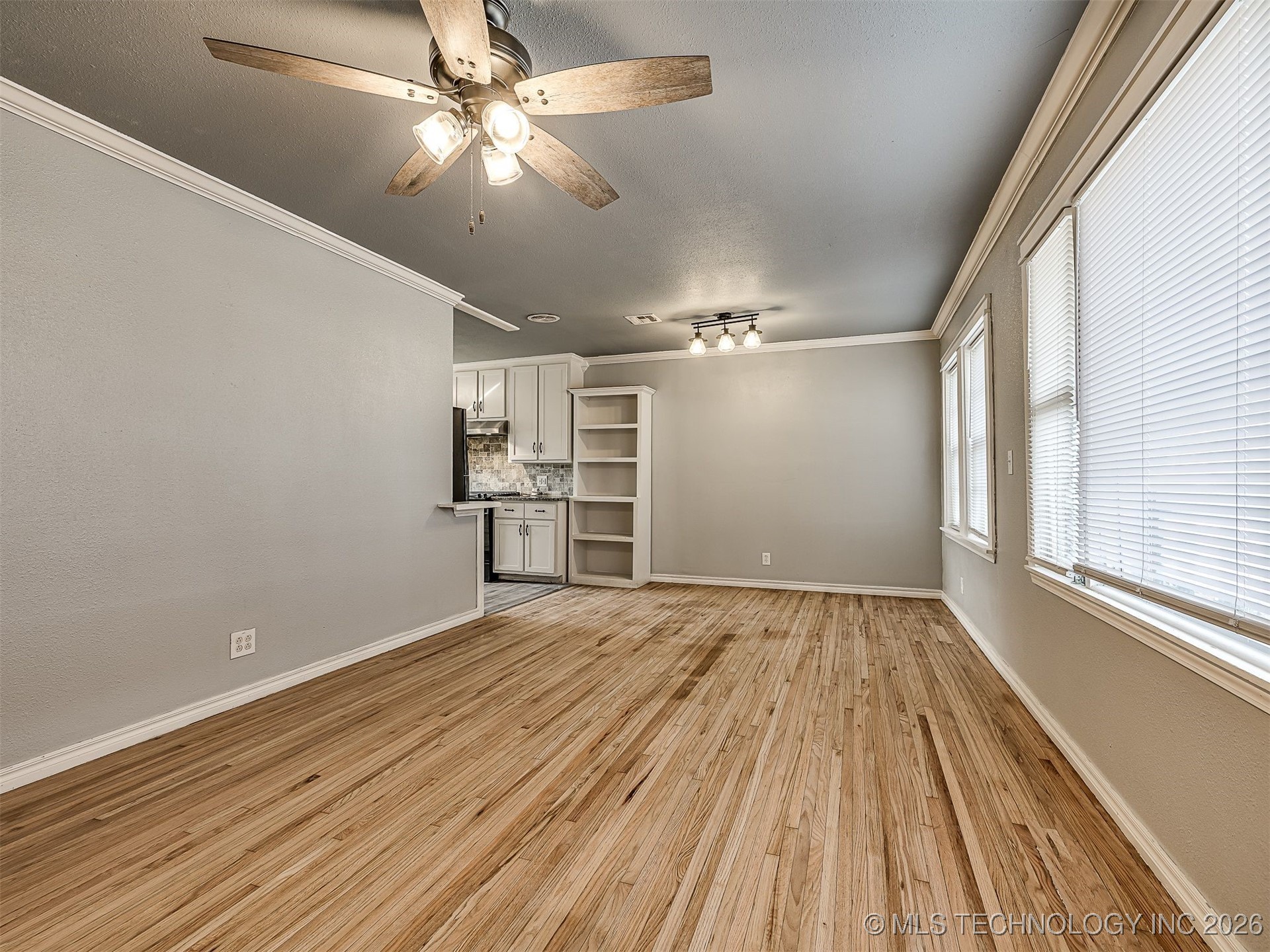 1934 W 46th Place Property Photo 9