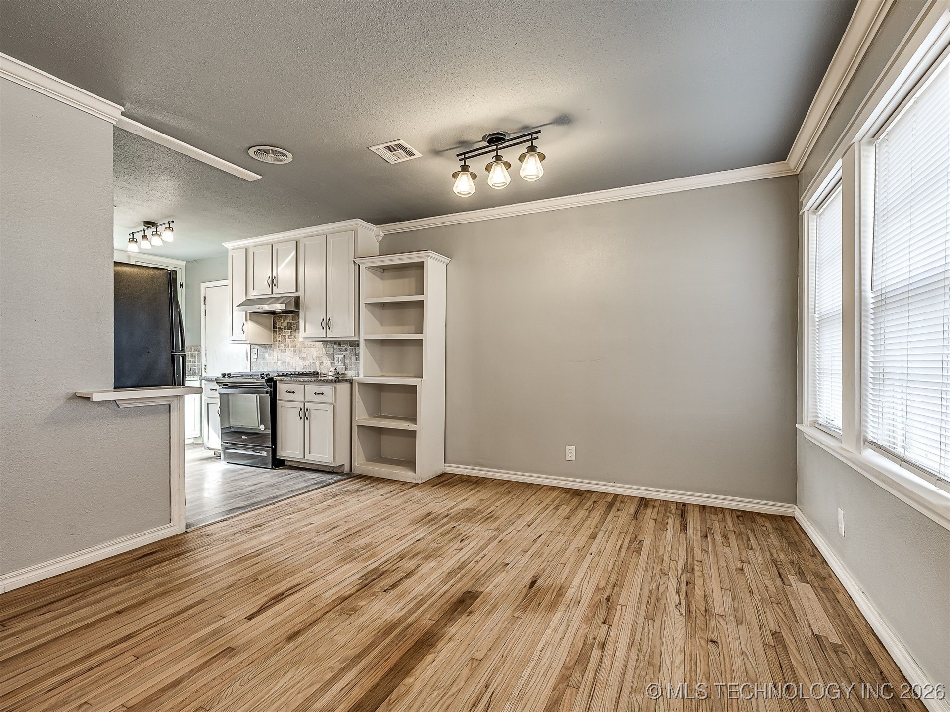 1934 W 46th Place Property Photo 13