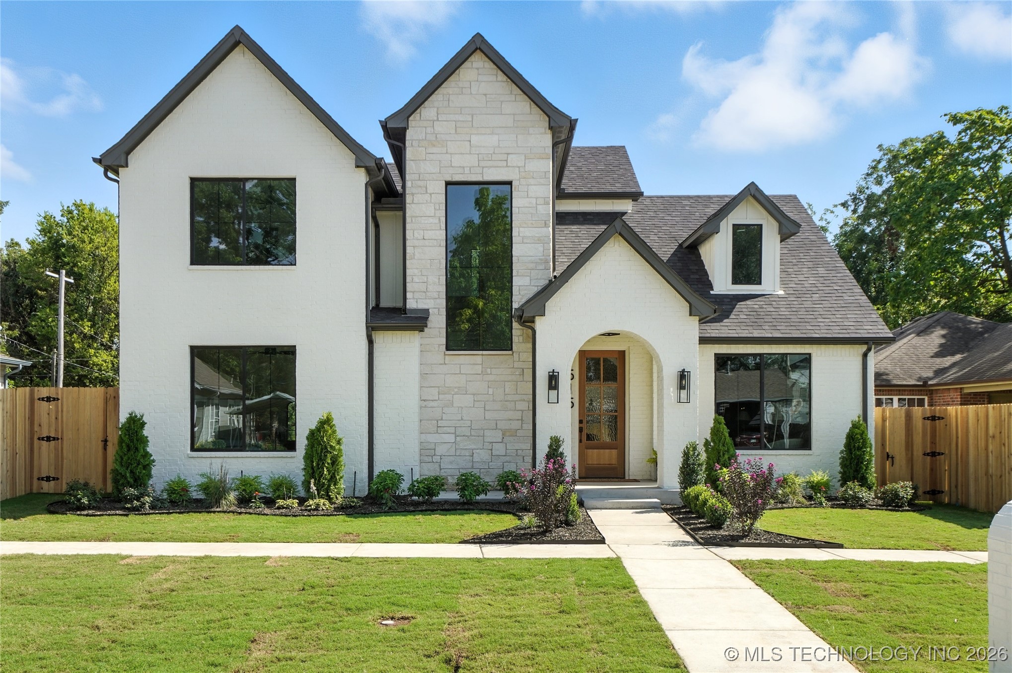 515 W El Paso Street Property Photo 1