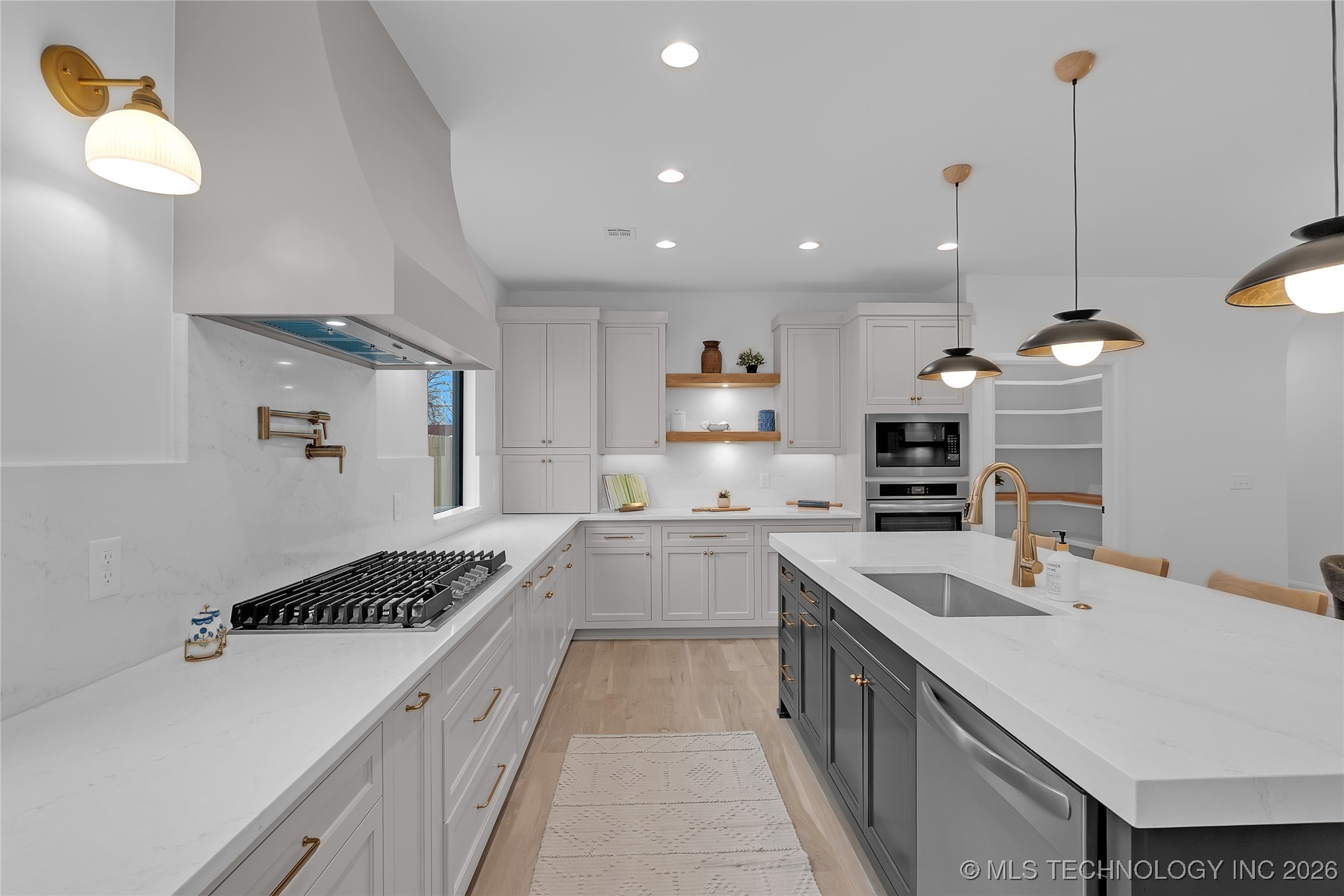 515 W El Paso Street Property Photo 3