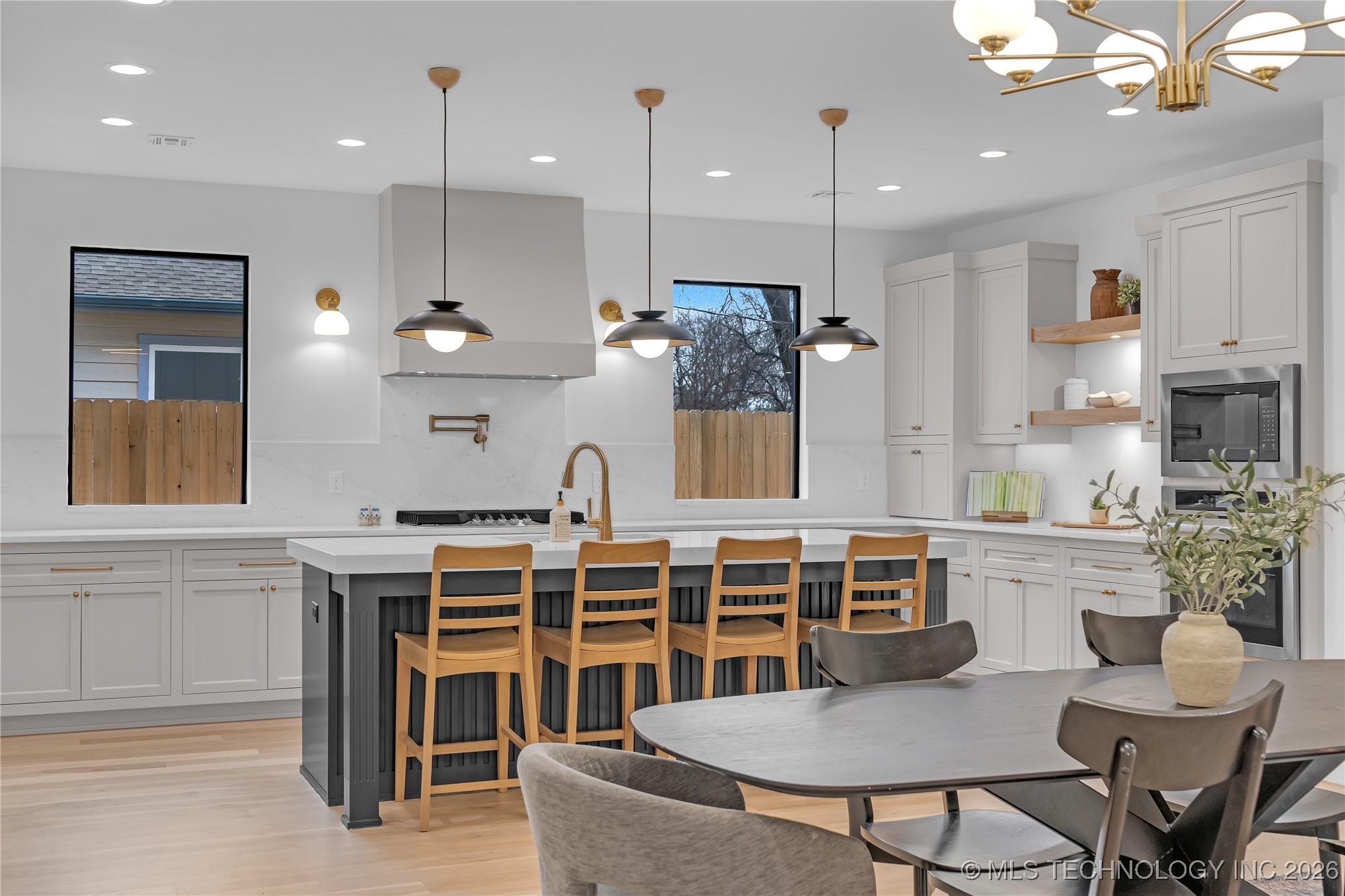 515 W El Paso Street Property Photo 4