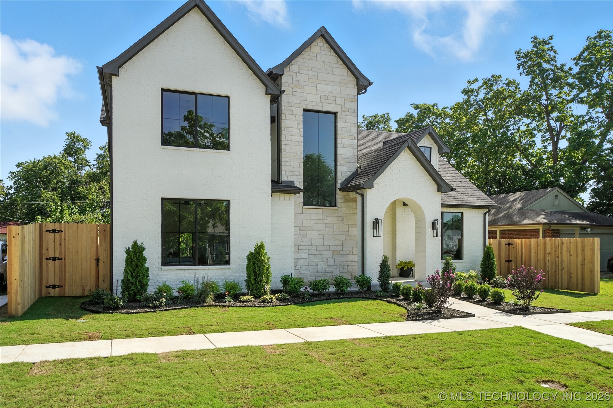 515 W El Paso Street Property Photo 12