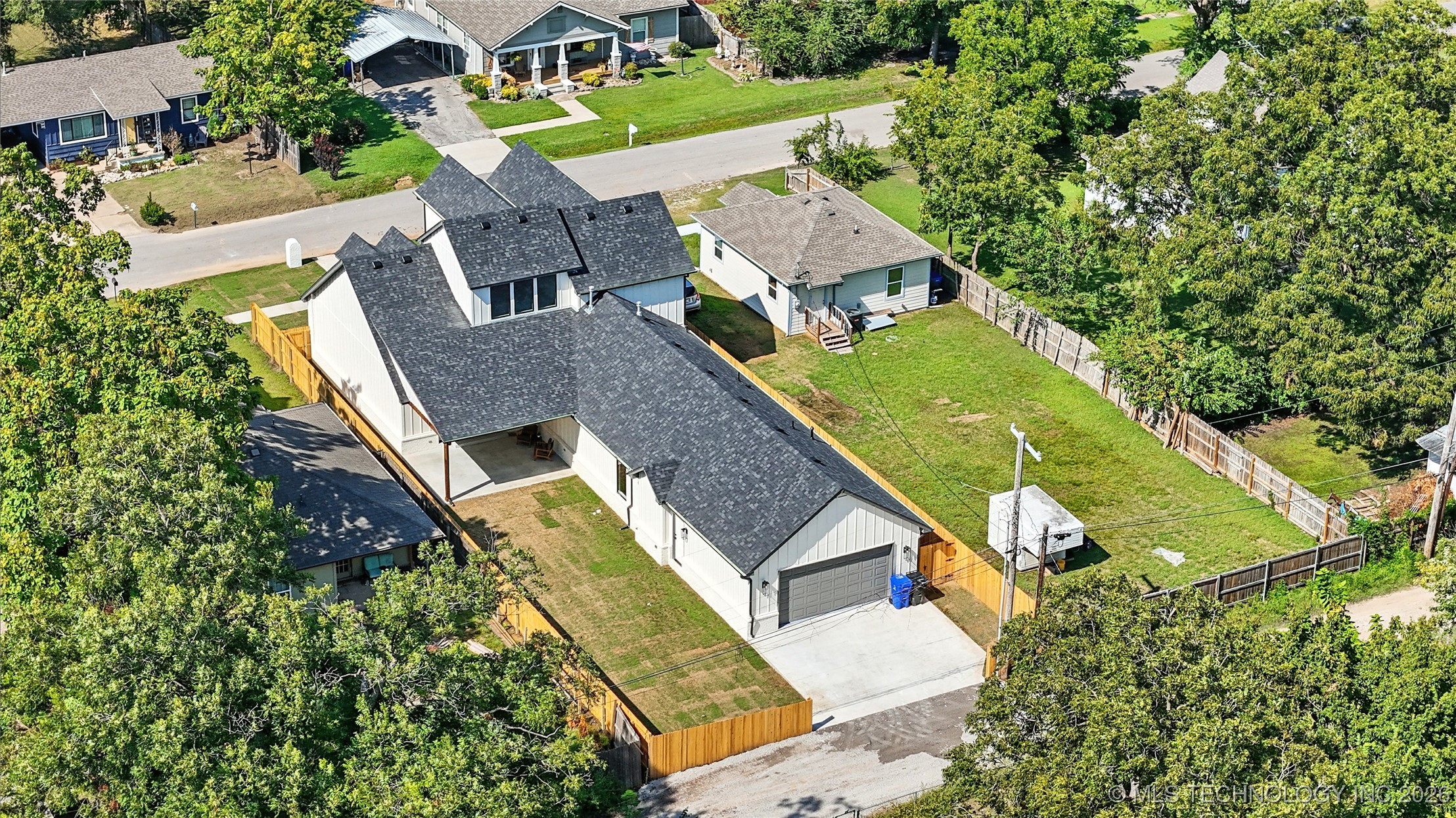 515 W El Paso Street Property Photo 23