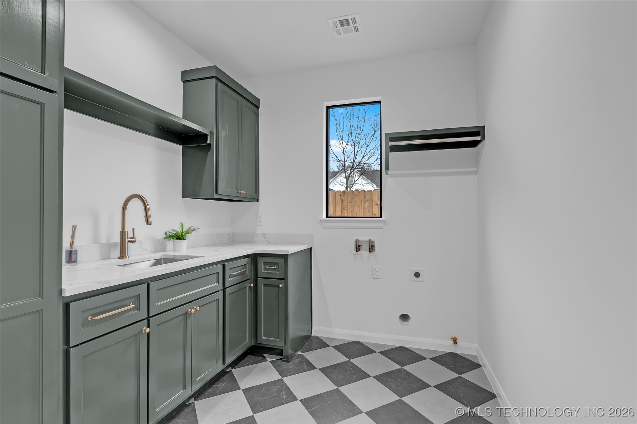 515 W El Paso Street Property Photo 57