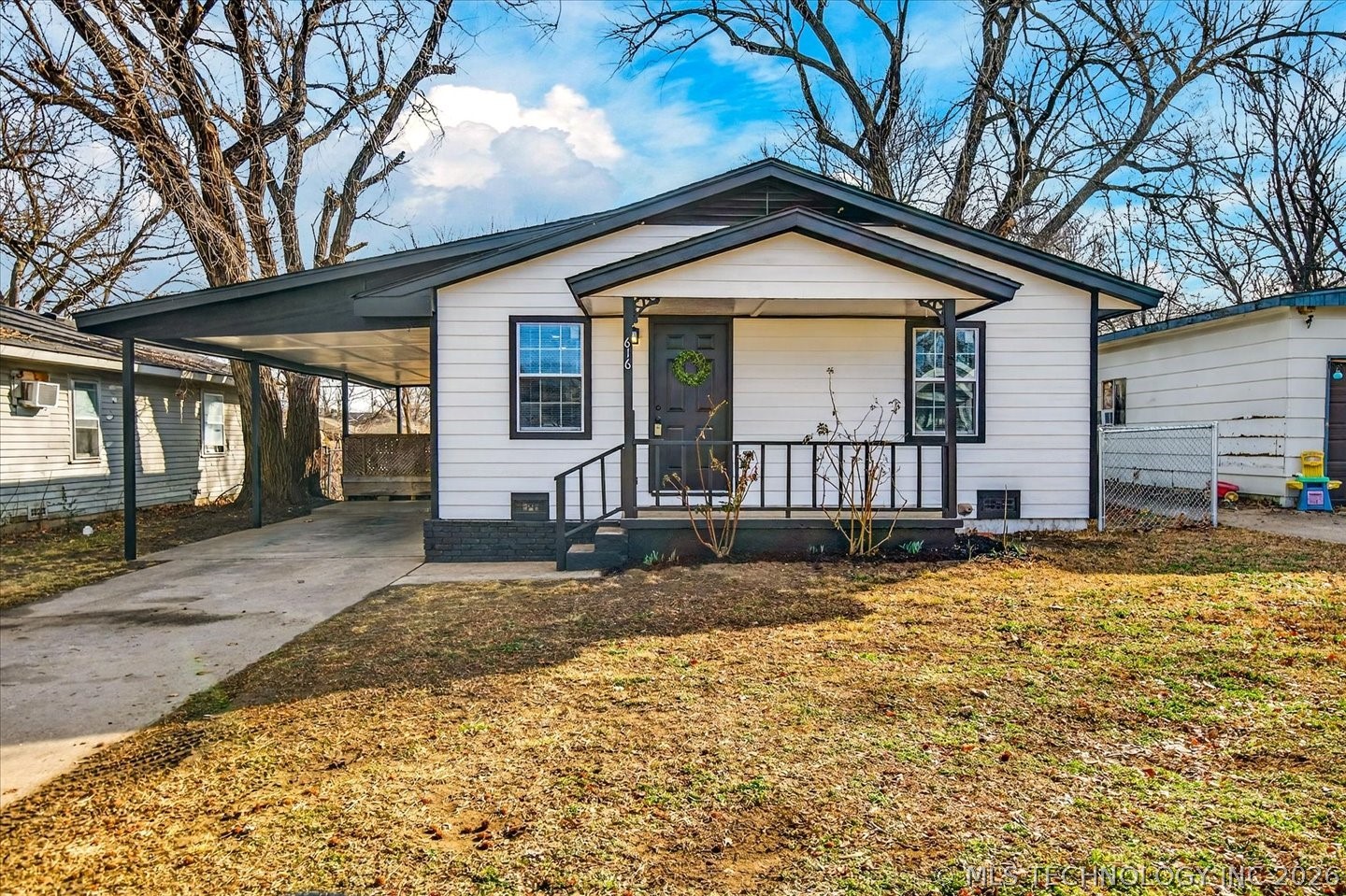 616 Se Greystone Avenue Property Photo 2