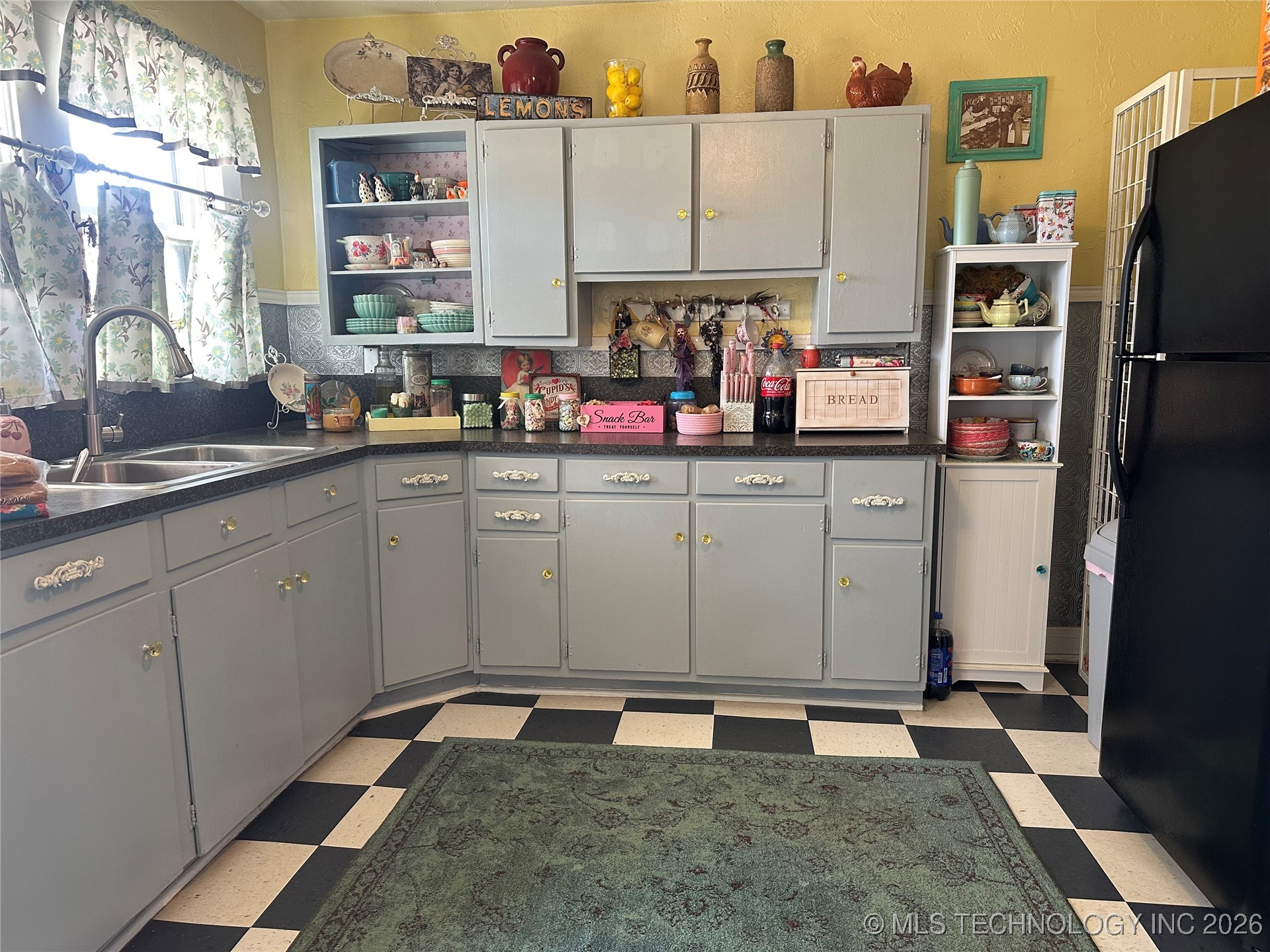 900 W 10th Street Property Photo 9