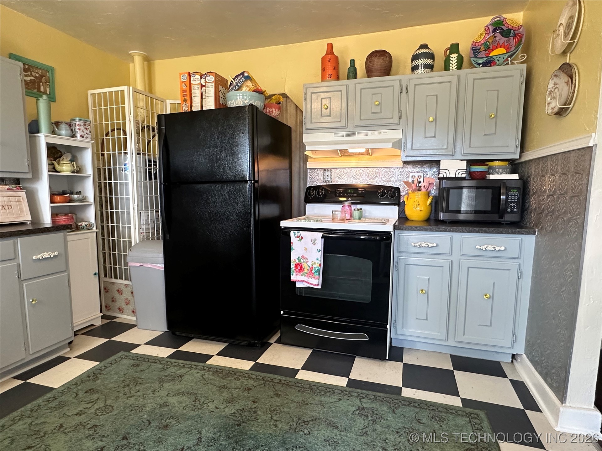 900 W 10th Street Property Photo 10