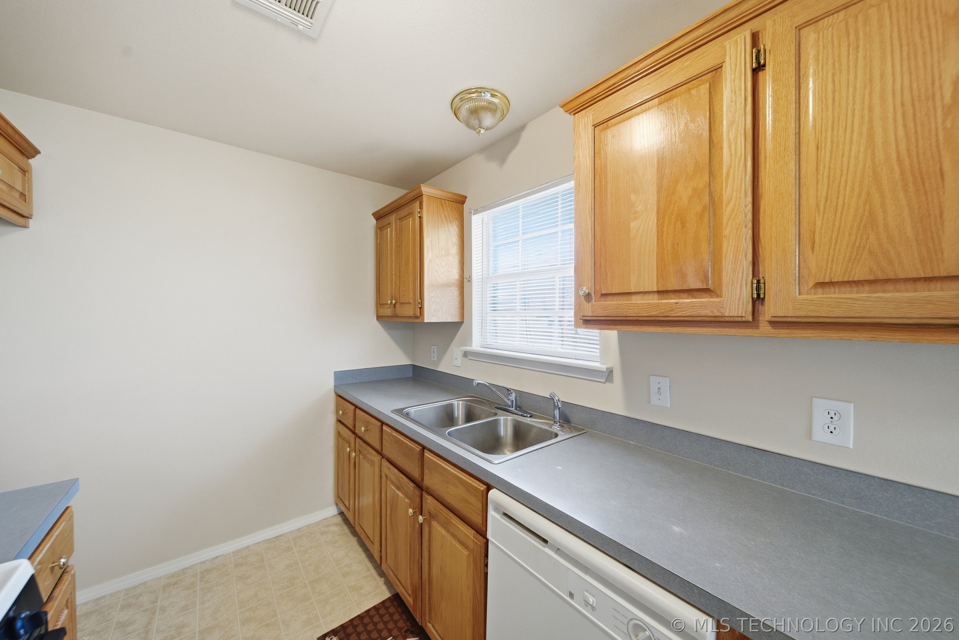 2310 S Hickory Street Property Photo 6