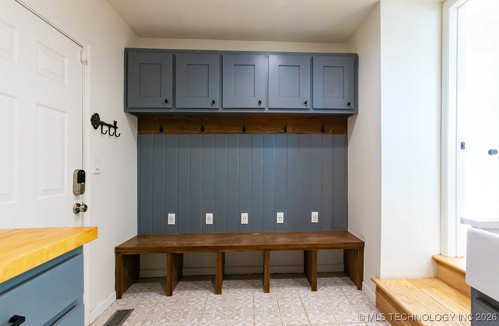 2709 E 61st Street Property Photo 33