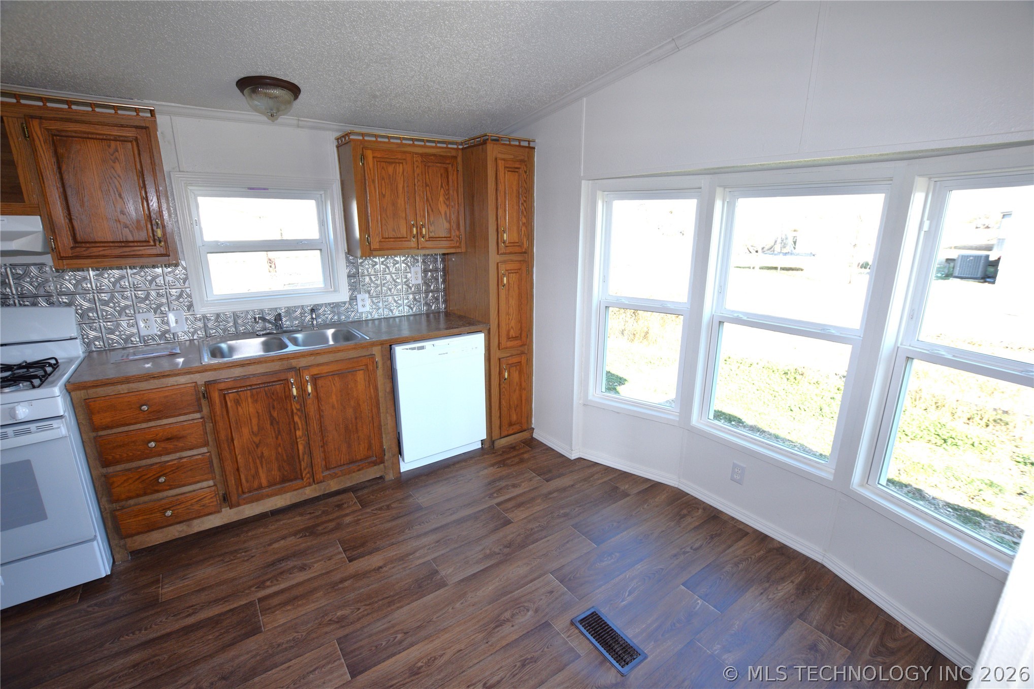 413 W Willow Street Property Photo 12