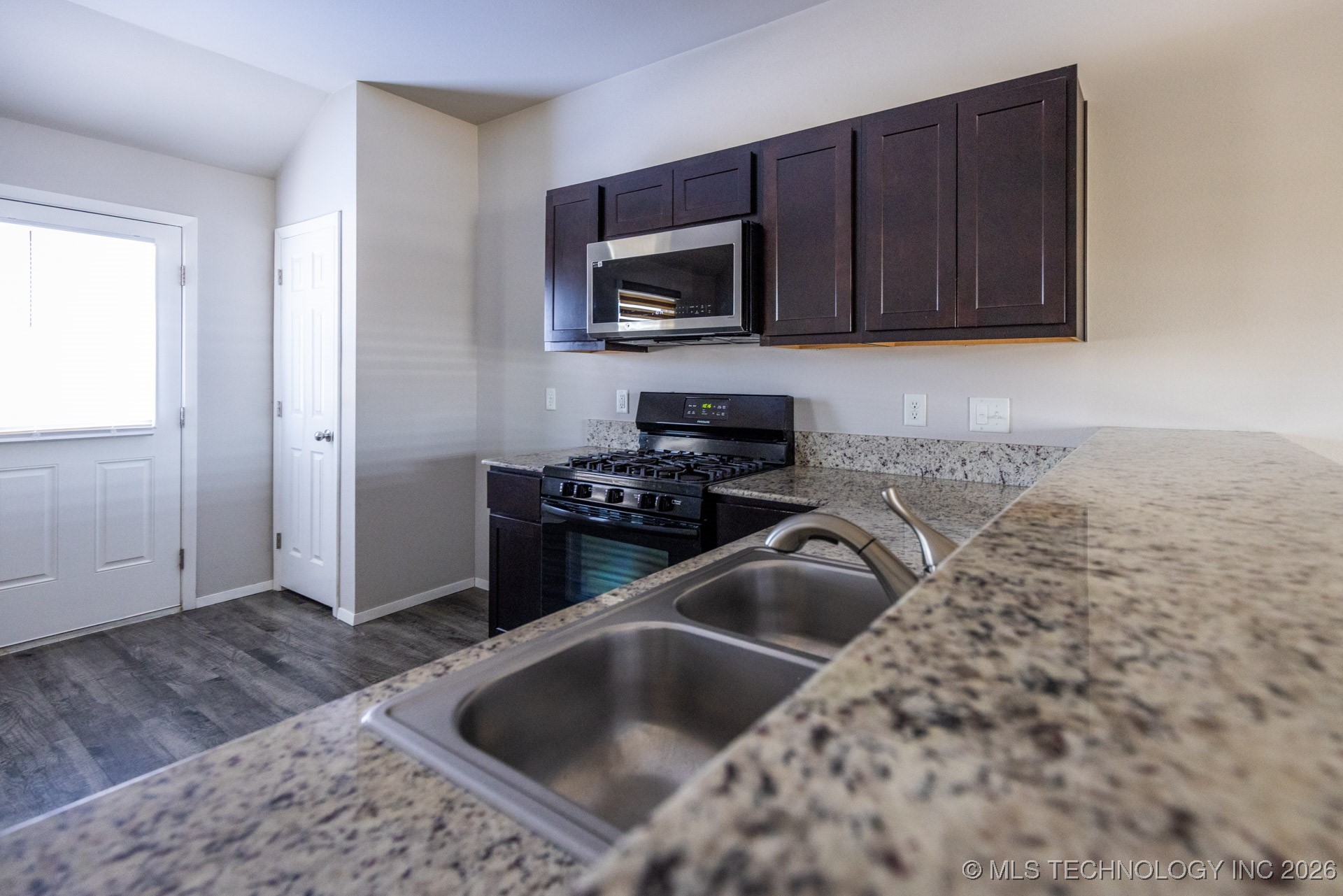 1208 E Richmond Street Property Photo 8