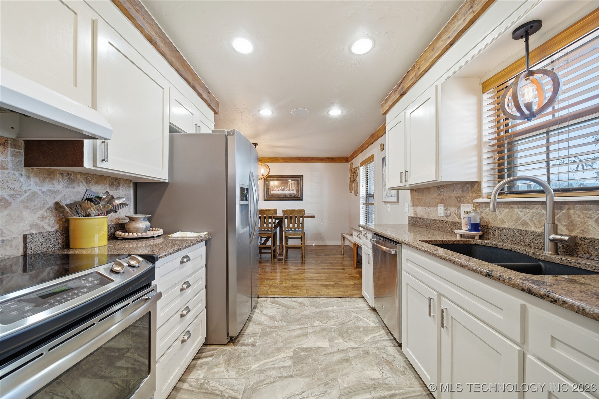 9606 S Maybelle Avenue Property Photo 13