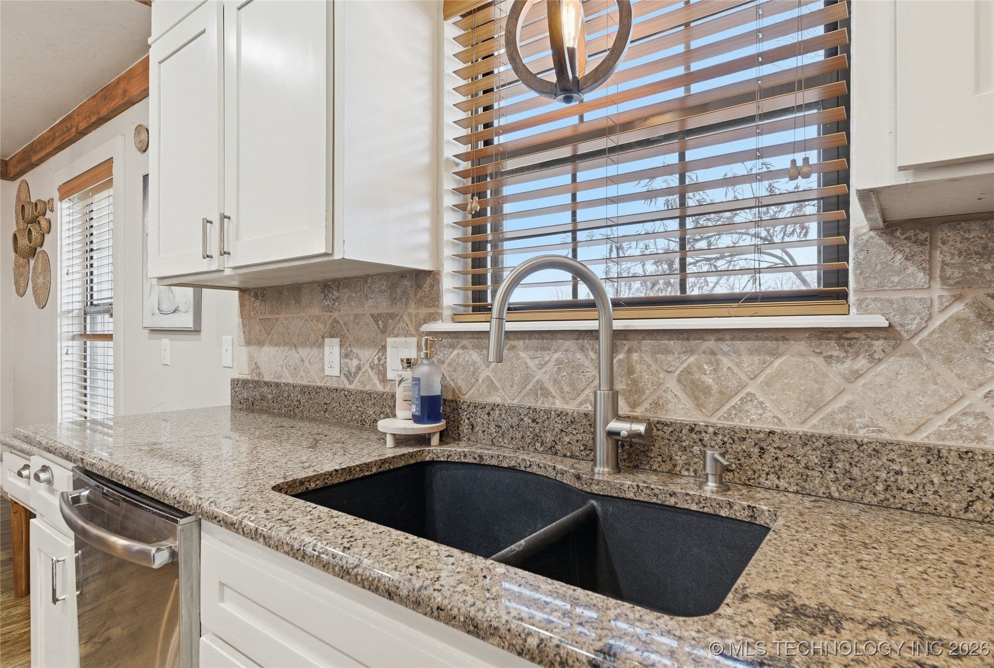 9606 S Maybelle Avenue Property Photo 14