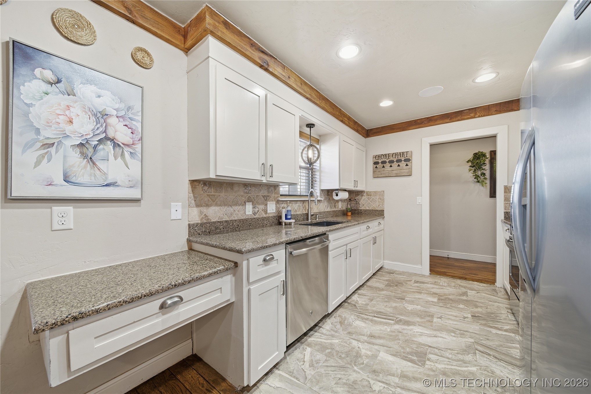 9606 S Maybelle Avenue Property Photo 16