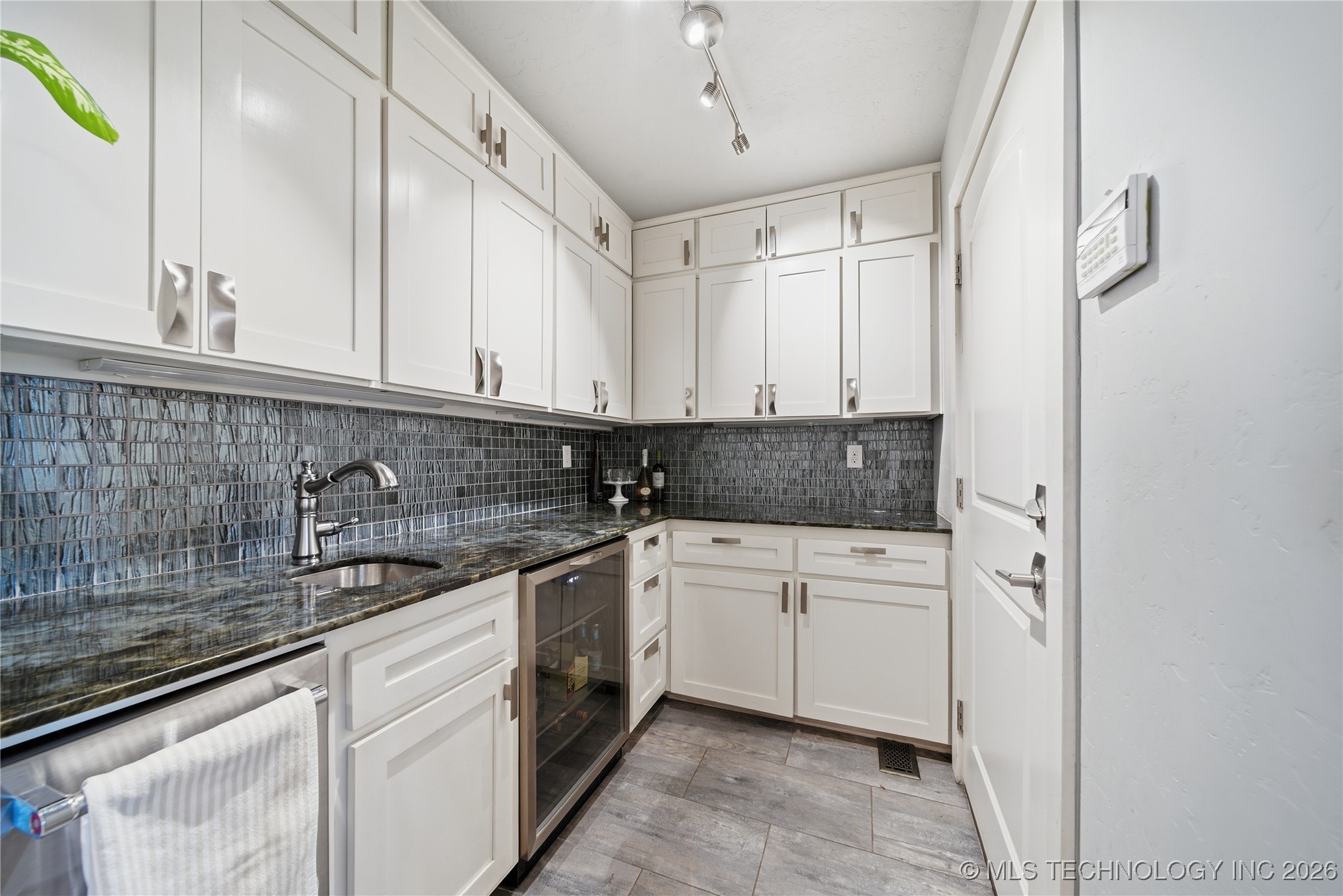 9606 S Maybelle Avenue Property Photo 19