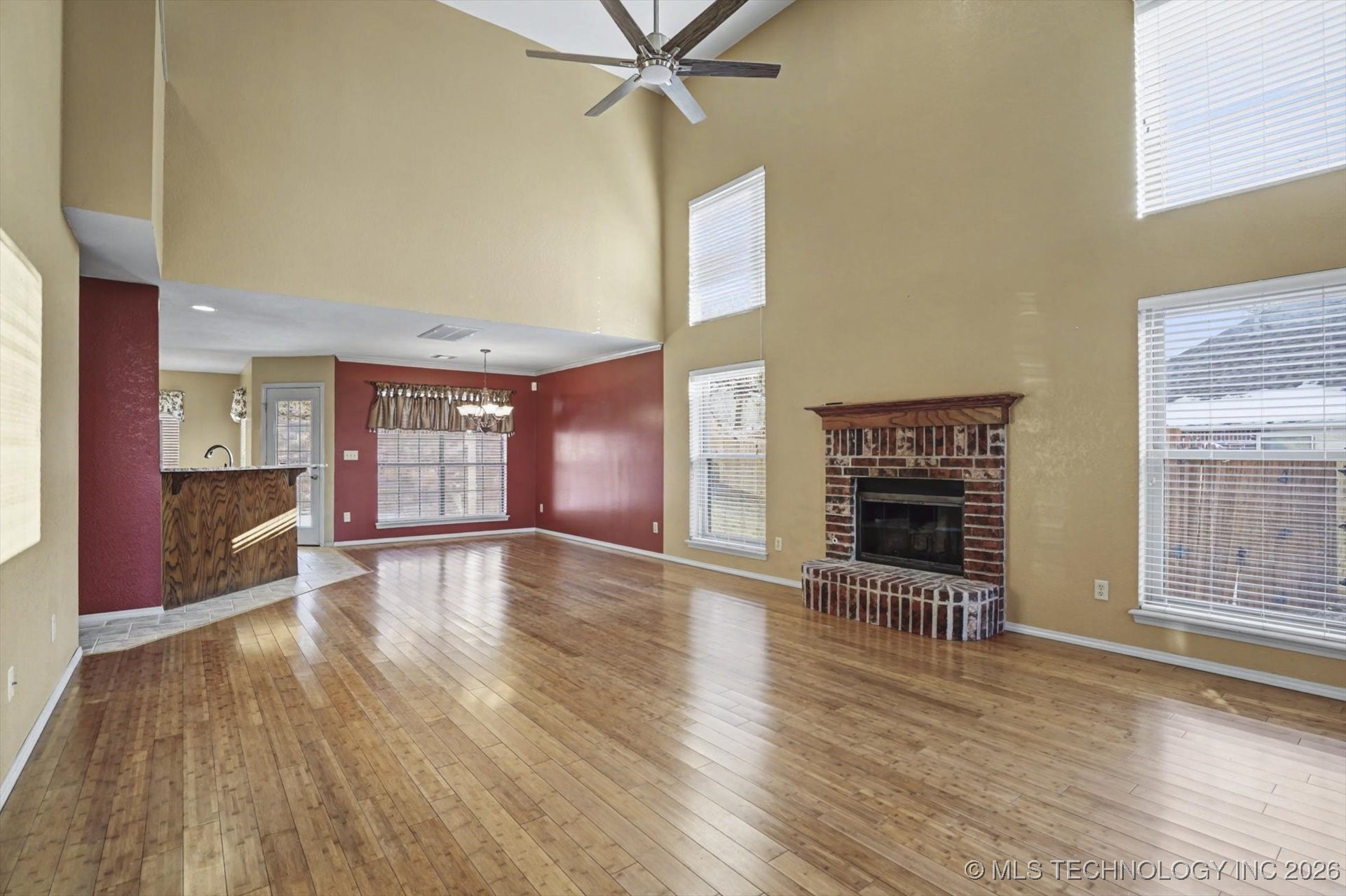 1601 E Holly Avenue Property Photo 3