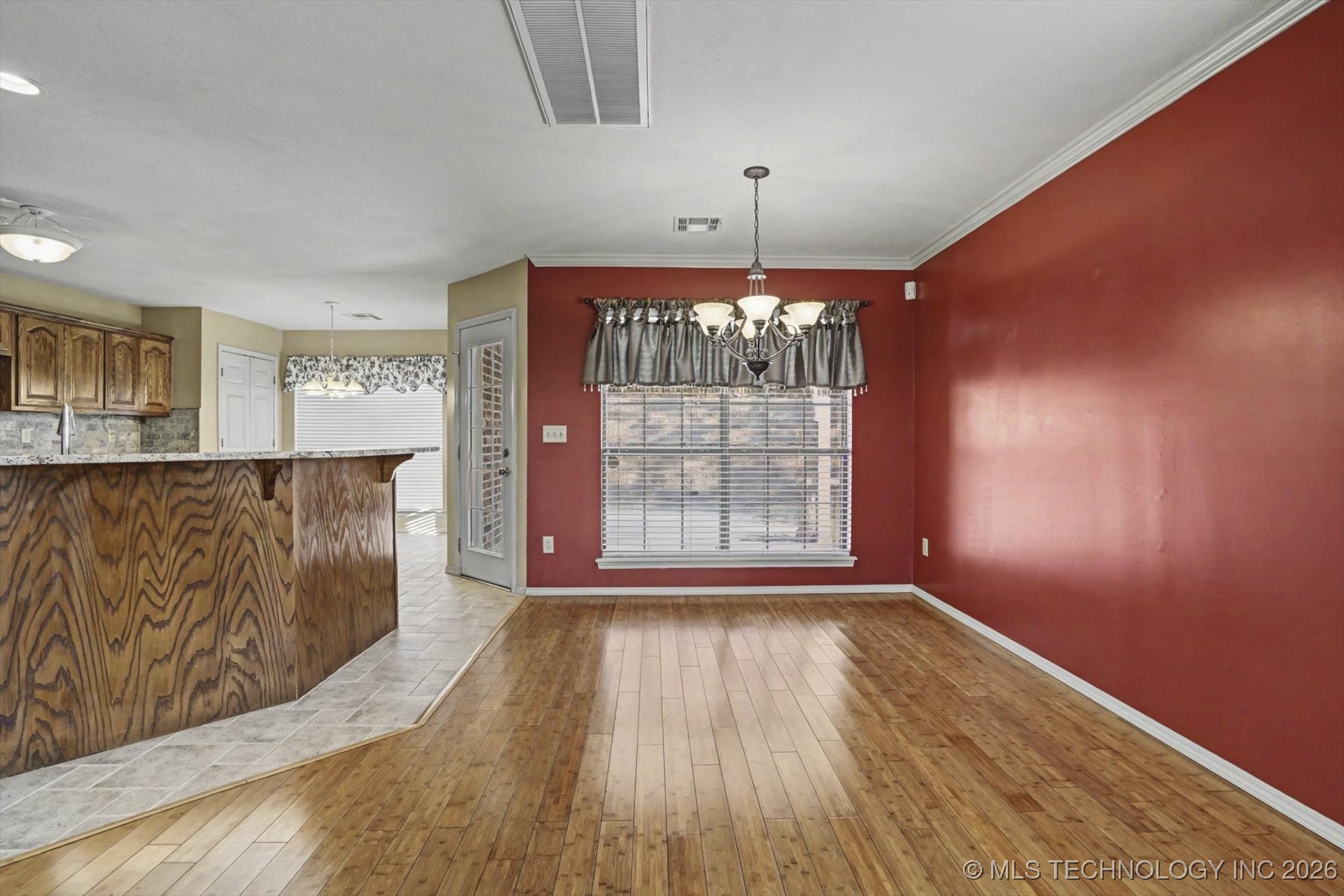 1601 E Holly Avenue Property Photo 6