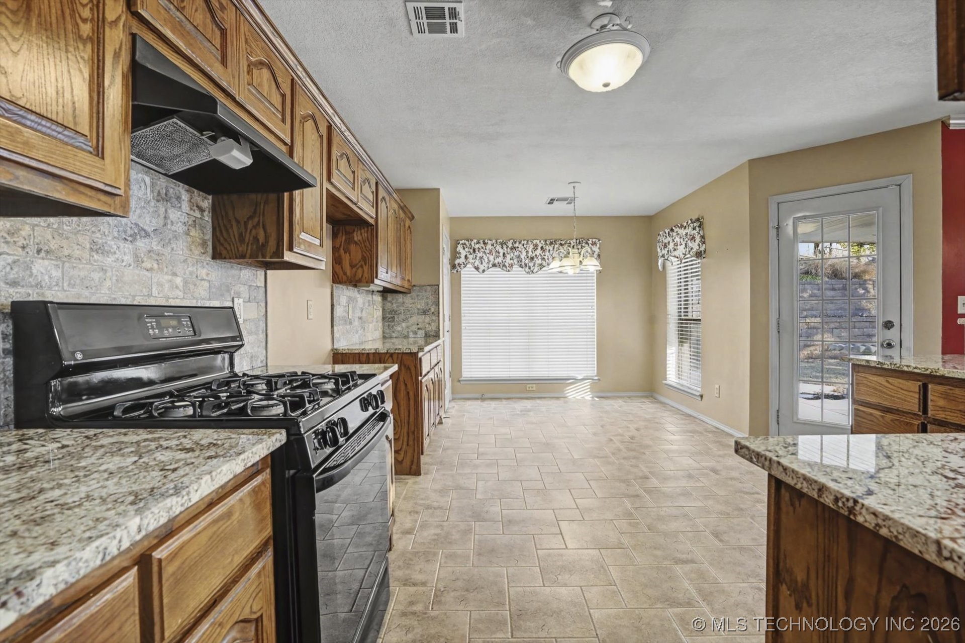 1601 E Holly Avenue Property Photo 9