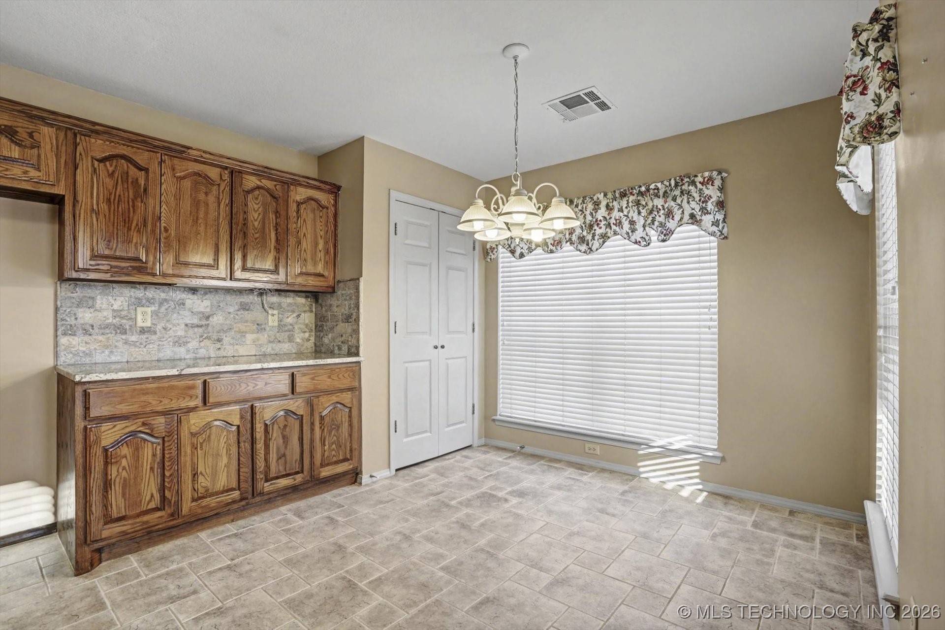 1601 E Holly Avenue Property Photo 10