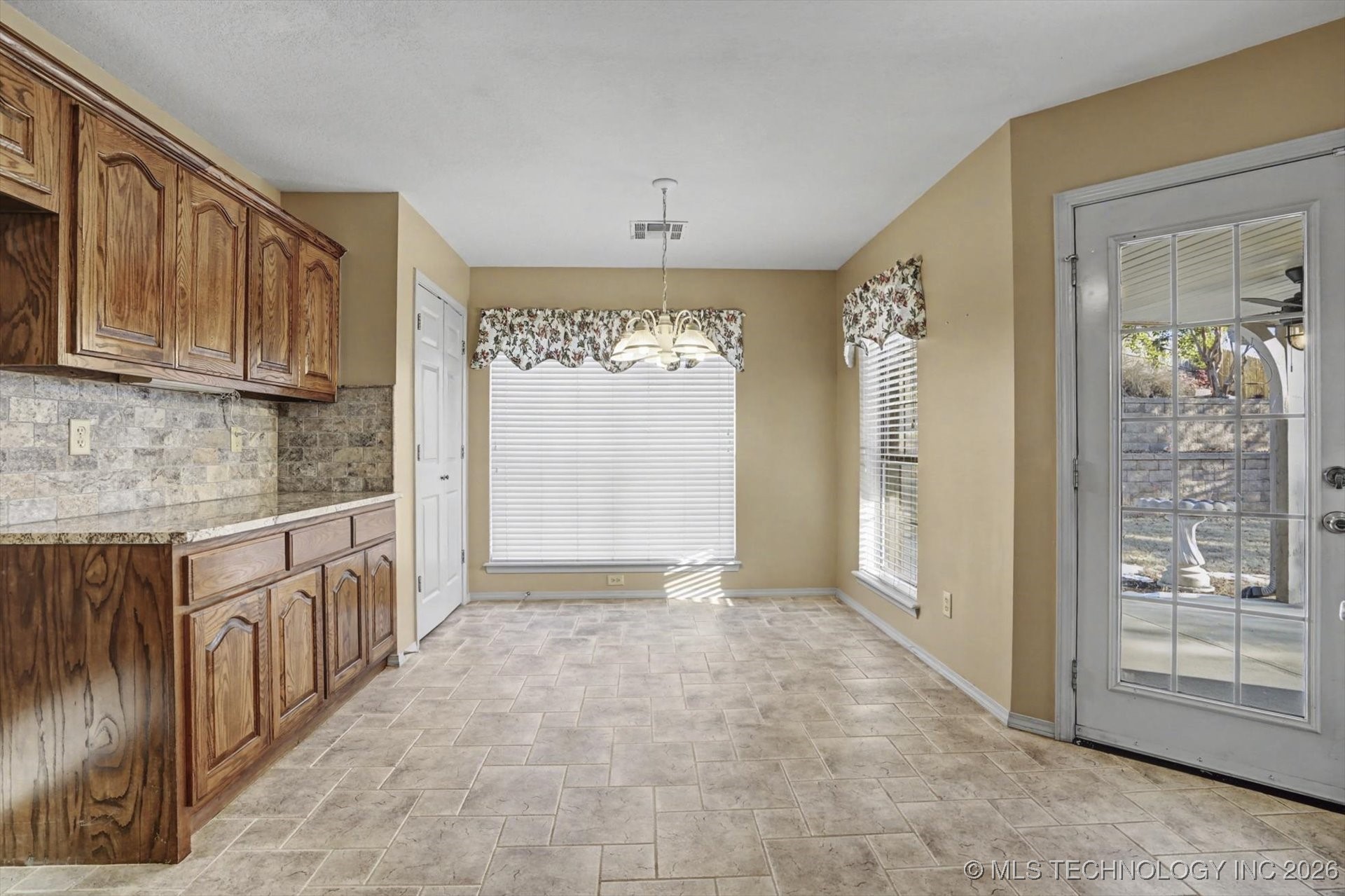 1601 E Holly Avenue Property Photo 11