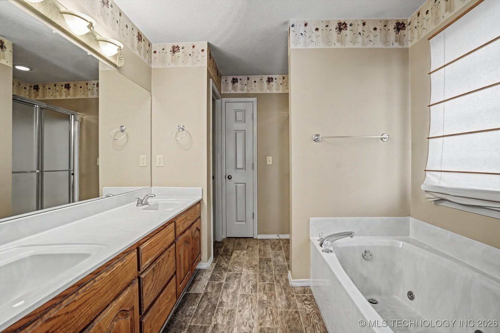 1601 E Holly Avenue Property Photo 14