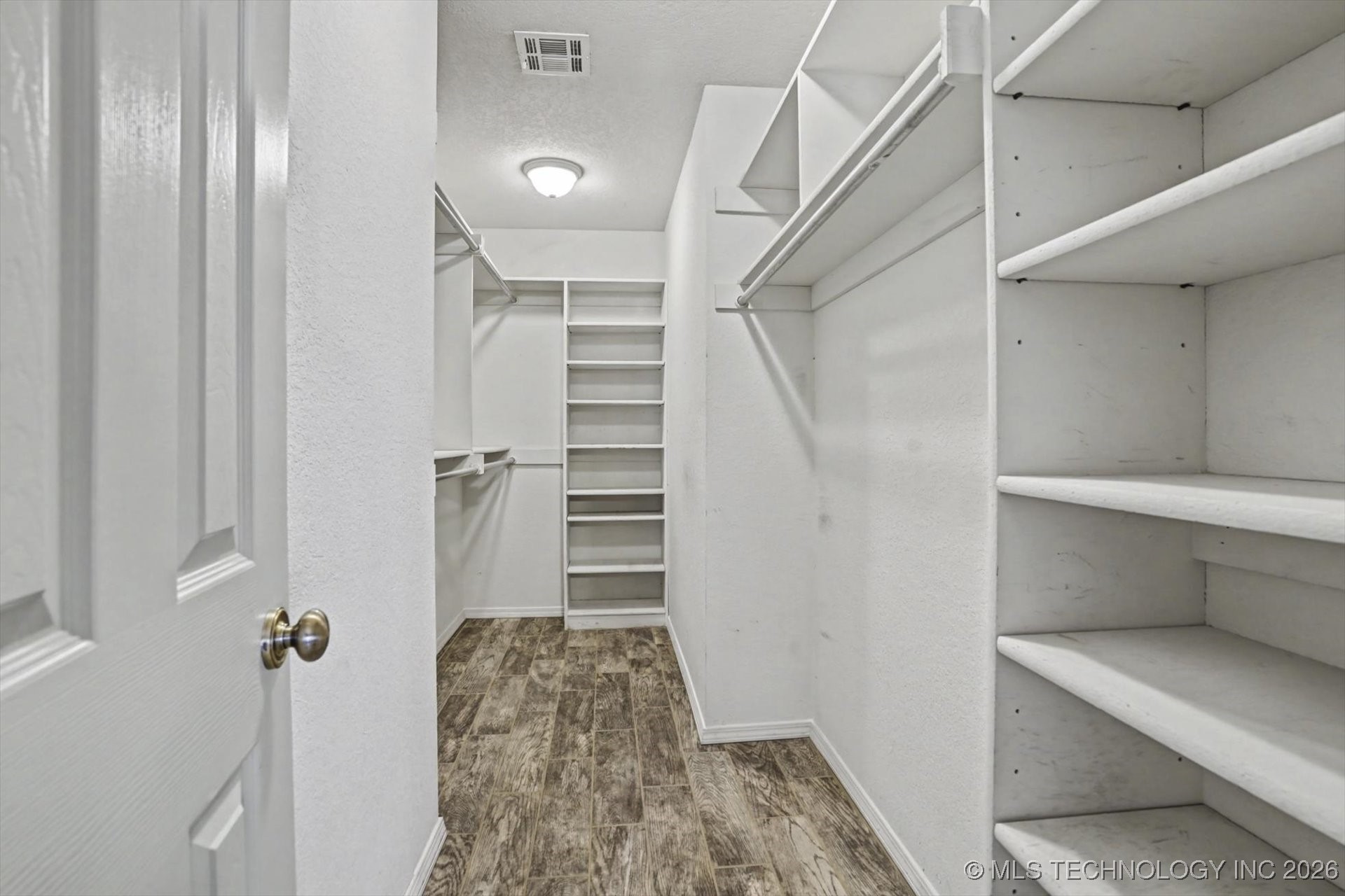 1601 E Holly Avenue Property Photo 16